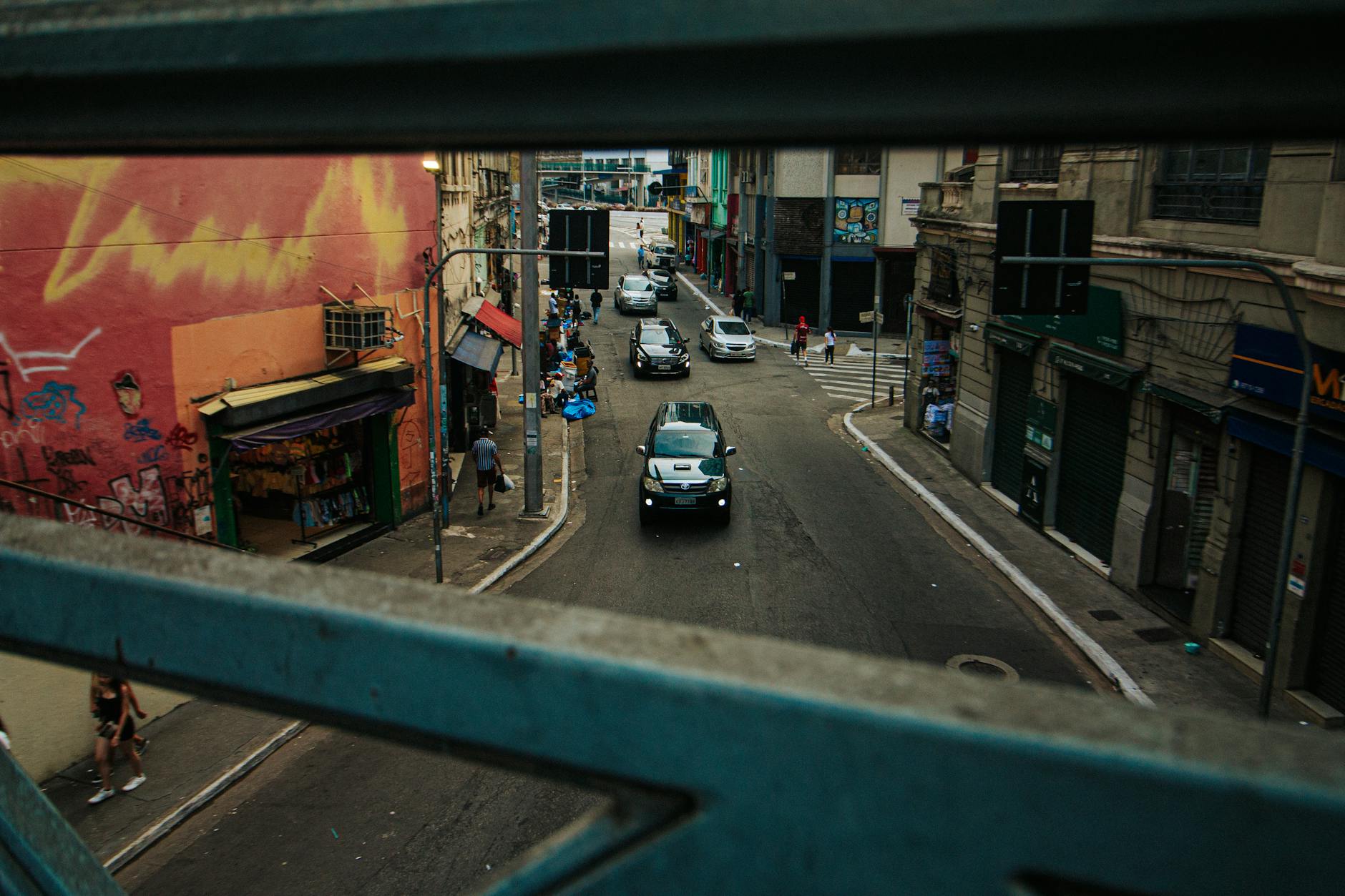 Pneus de carro em rua urbana de Vila Mariana, São Paulo