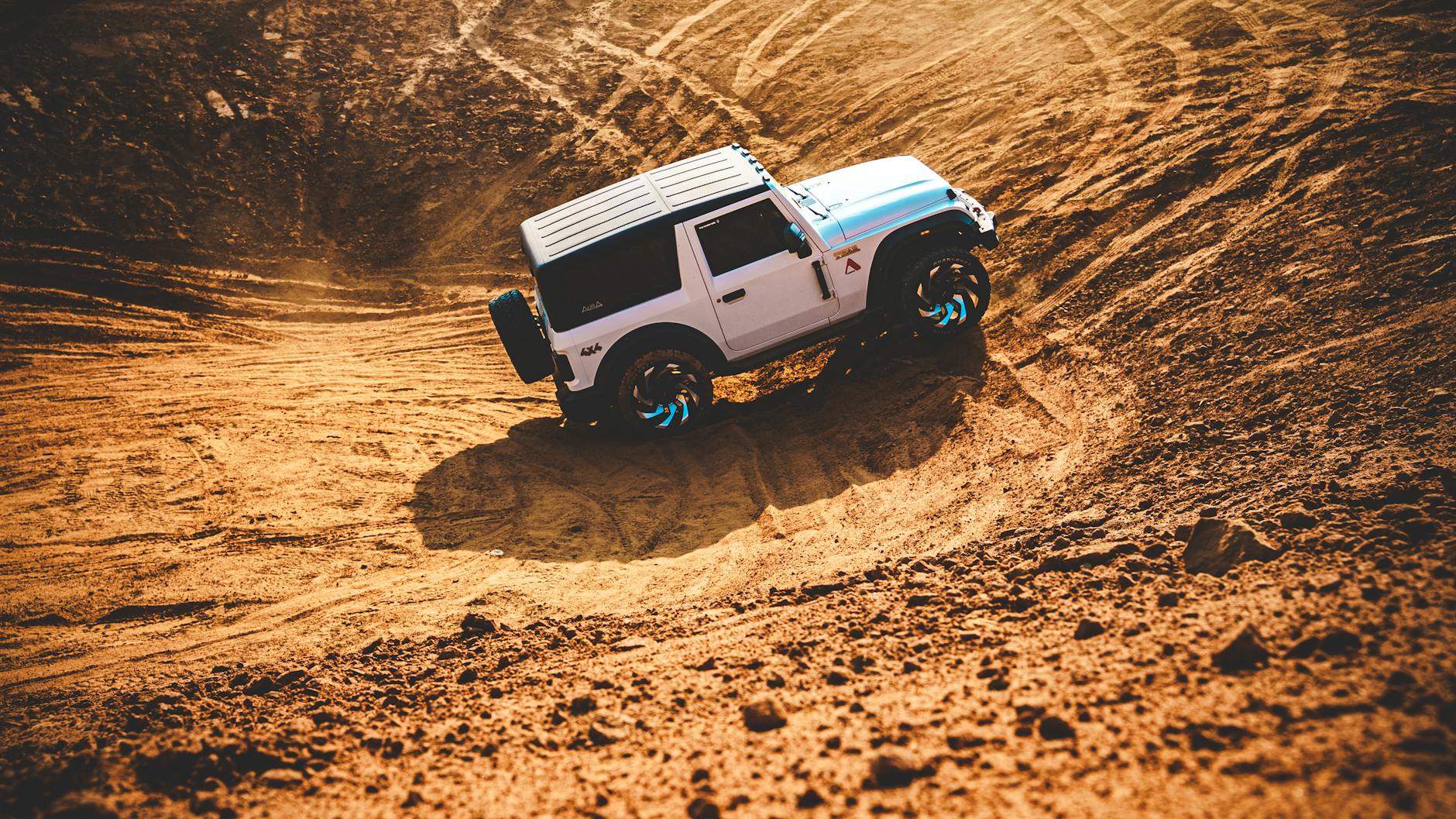 Pneus de SUV em estrada esburacada em SP
