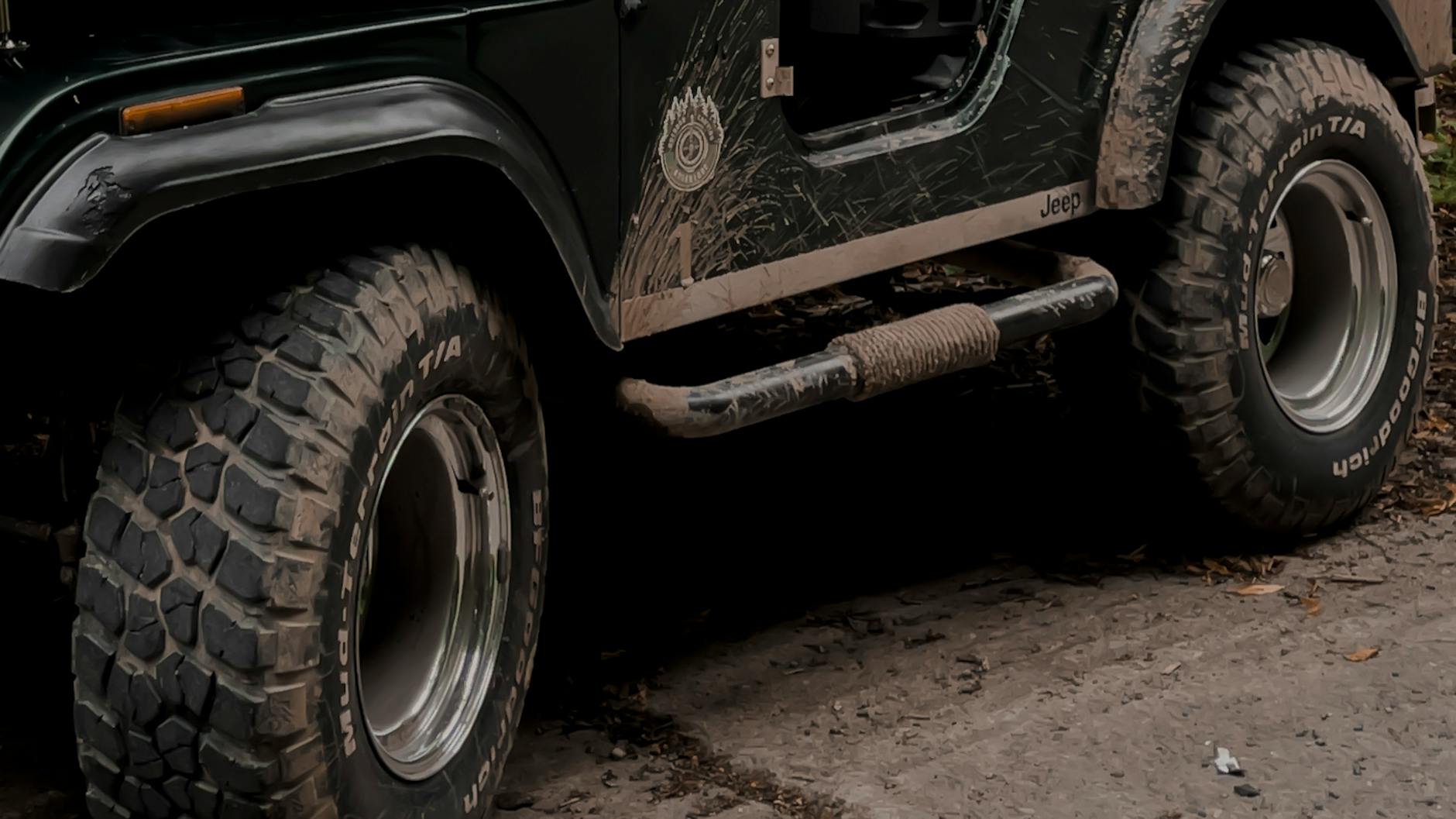 Pneus General Tire resistindo a buracos em estrada de Zona Oeste SP