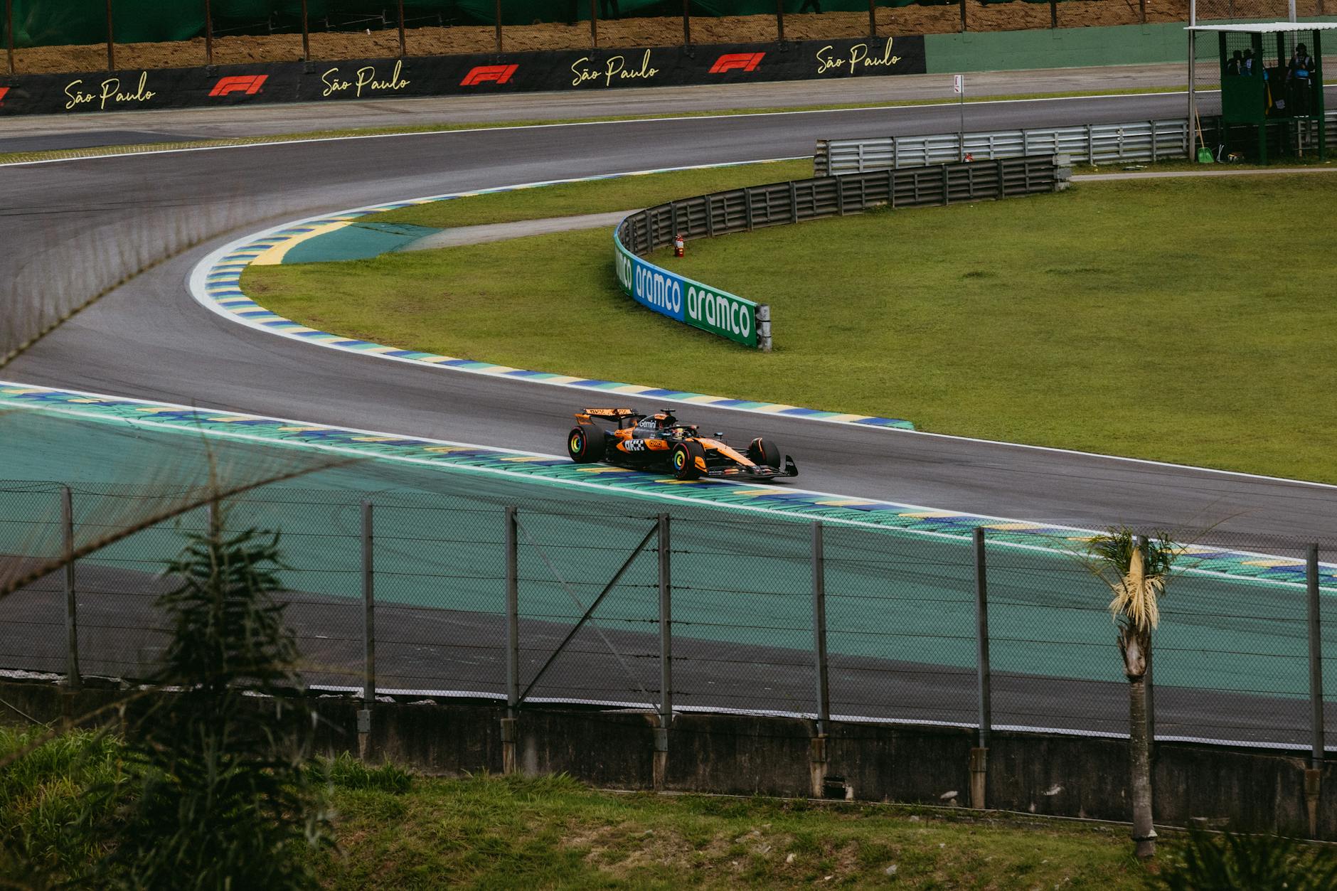 Pneus de carro em estrada na Zona Sul de SP
