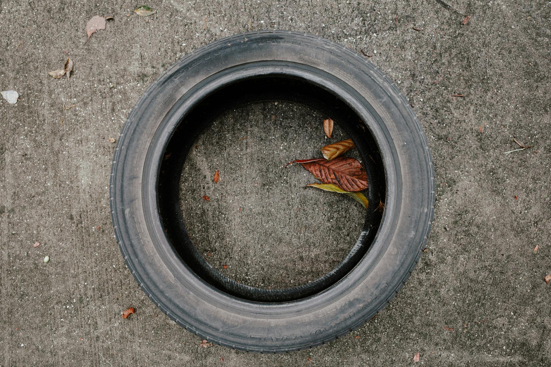 Pneus desgastados em rua urbana brasileira