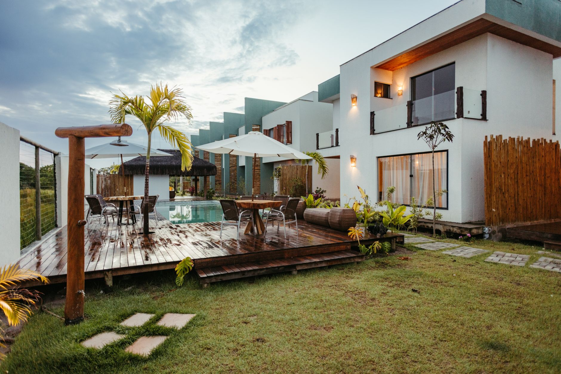 Contemporary houses with a pool and deck area in Bahia, Brazil, showcasing modern architecture.