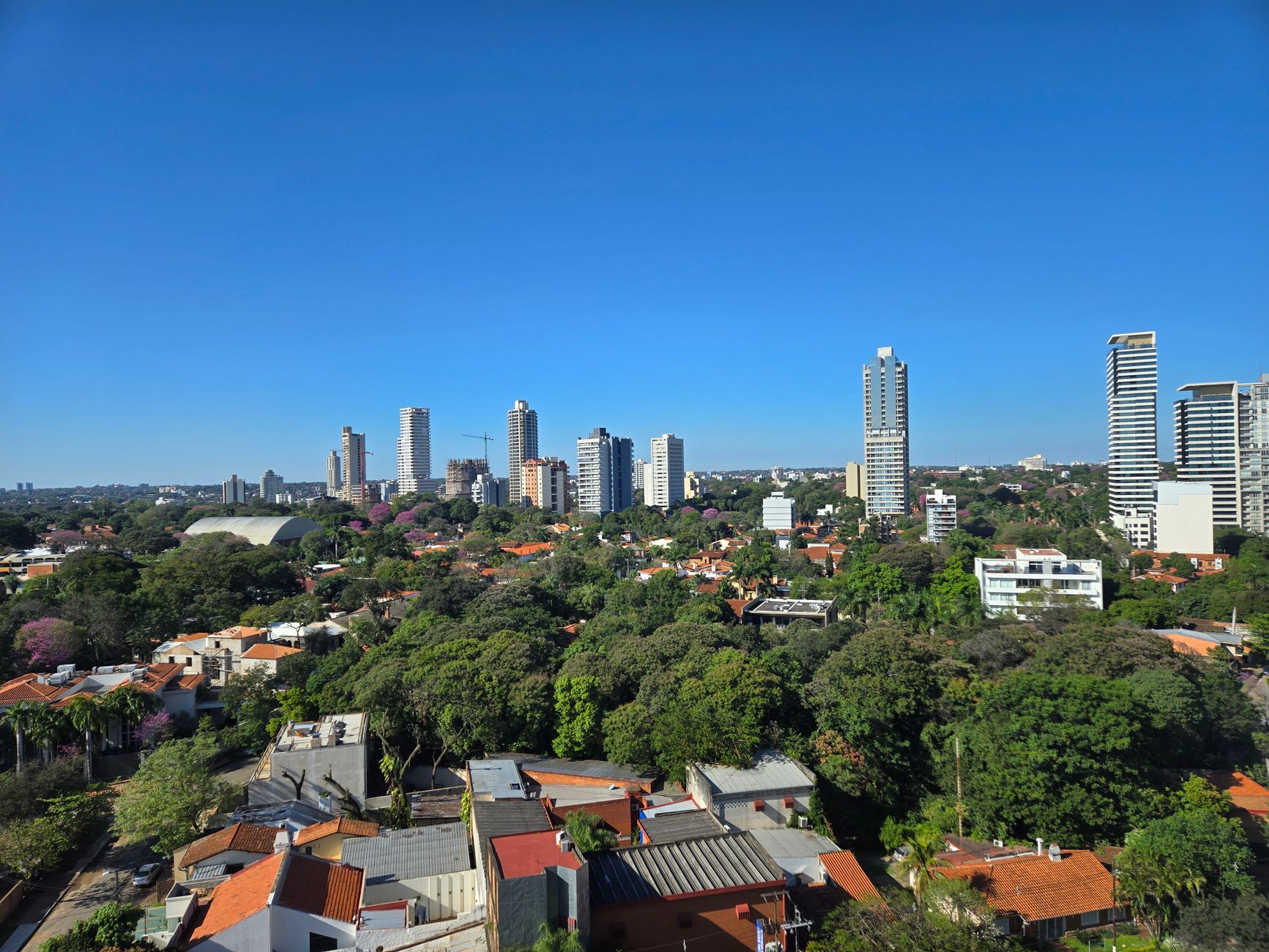 Comparação lado a lado de foto original e editada por IA