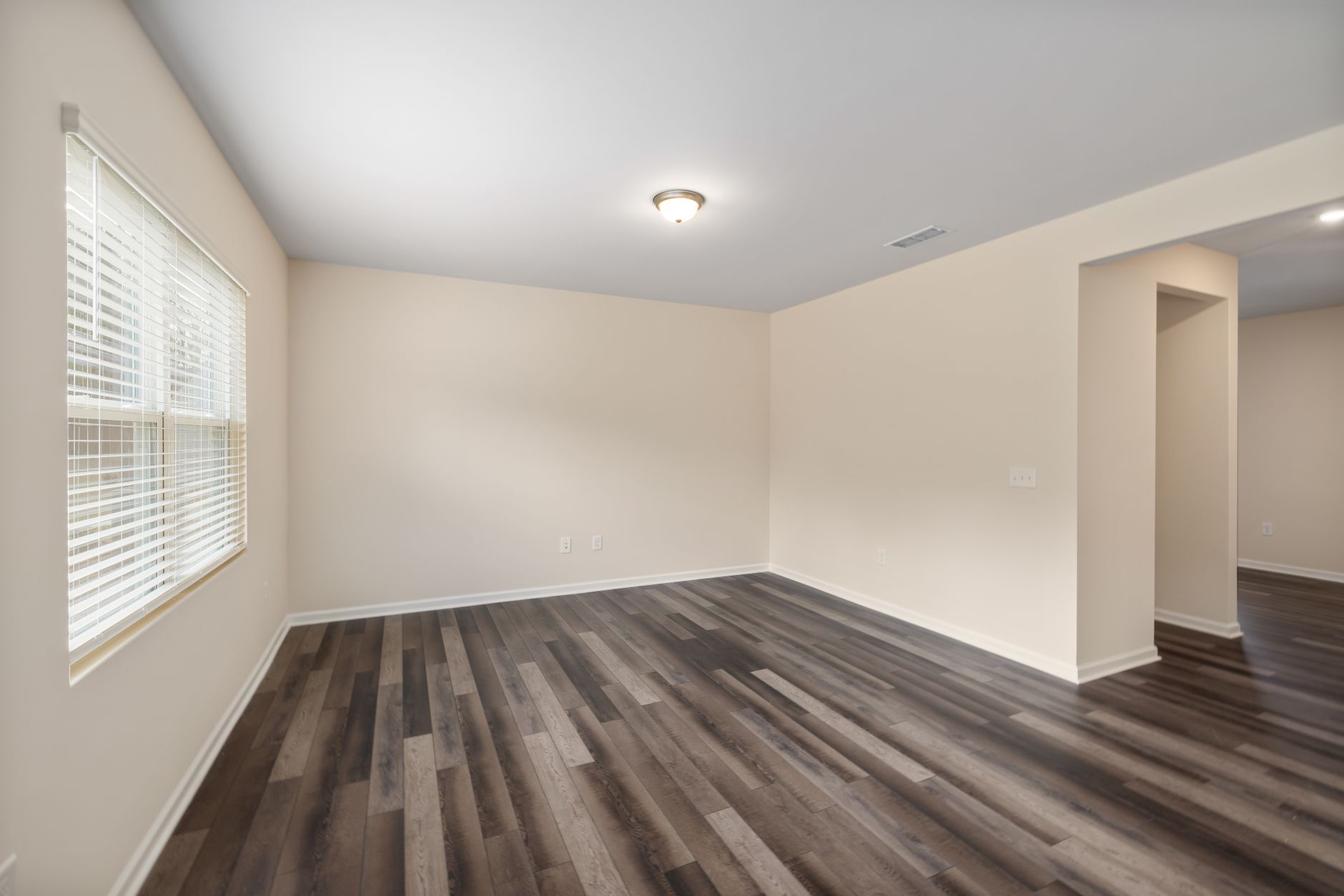 Comparação lado a lado de sala vazia e com staging virtual profissional