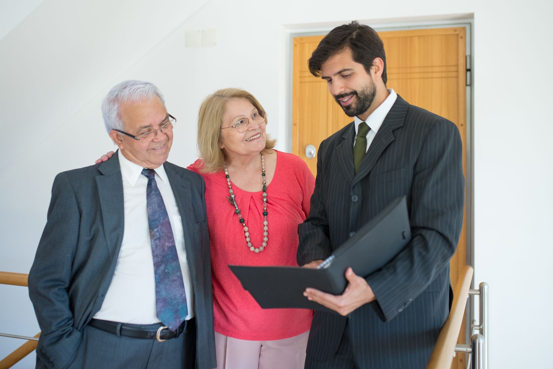 Corretor analisando imagens com virtual staging em um tablet