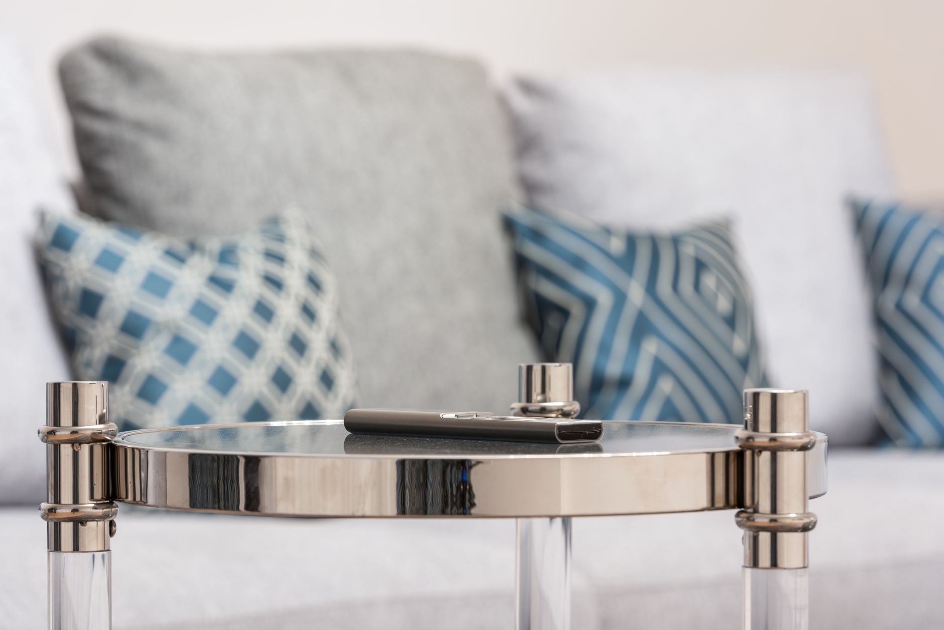 Dramatic transformation of empty room to stylish living space through virtual staging