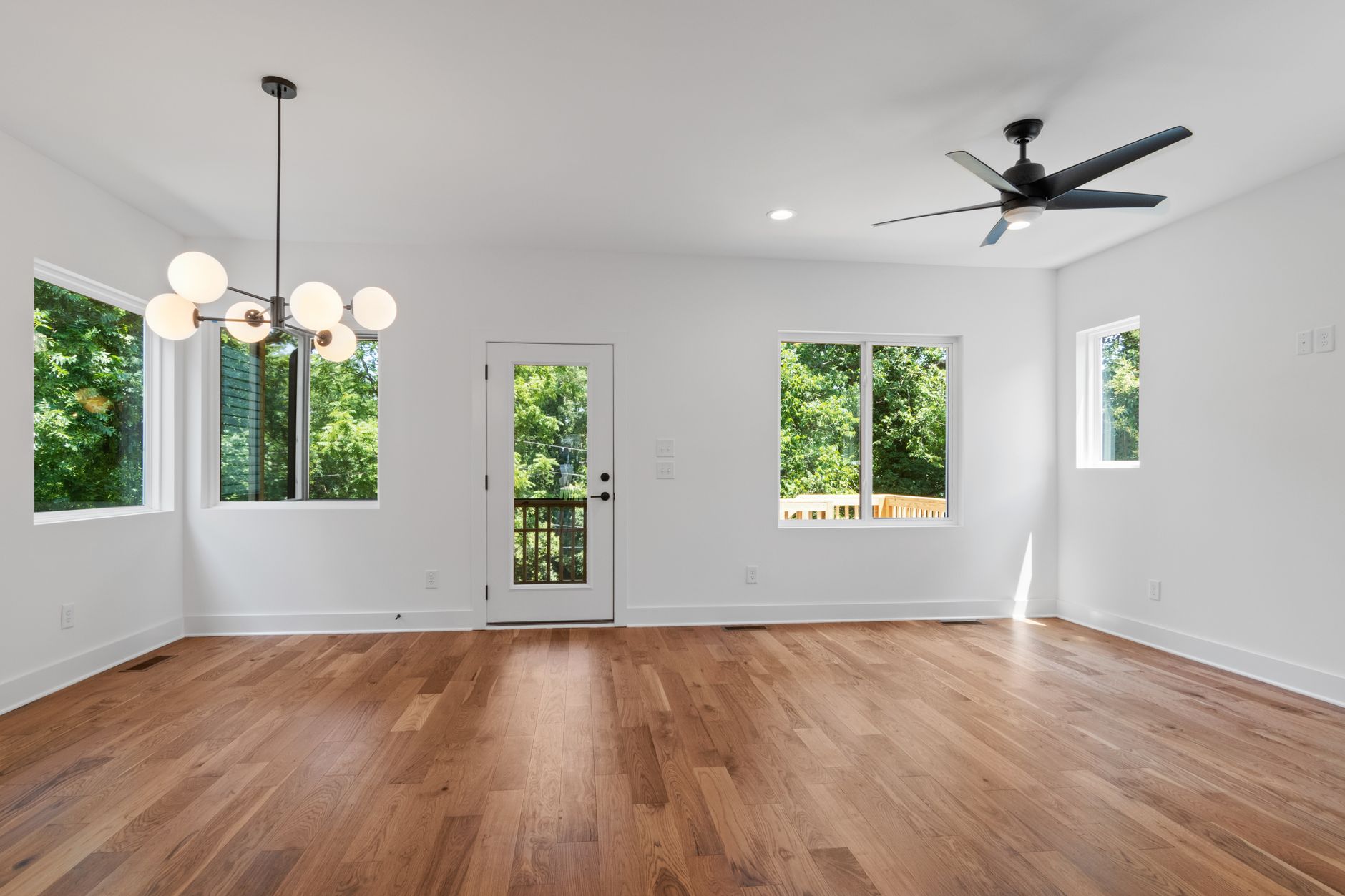 Comparativo antes e depois de sala com staging virtual profissional