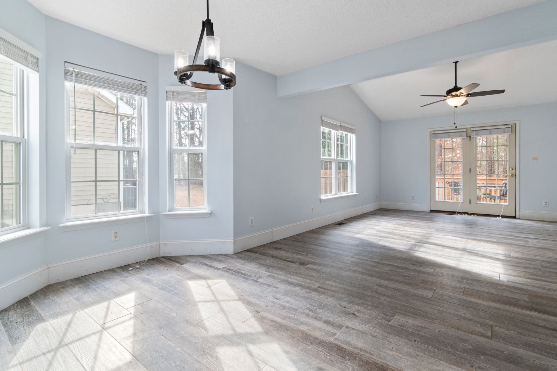 Comparativo antes e depois do virtual staging em uma sala vazia