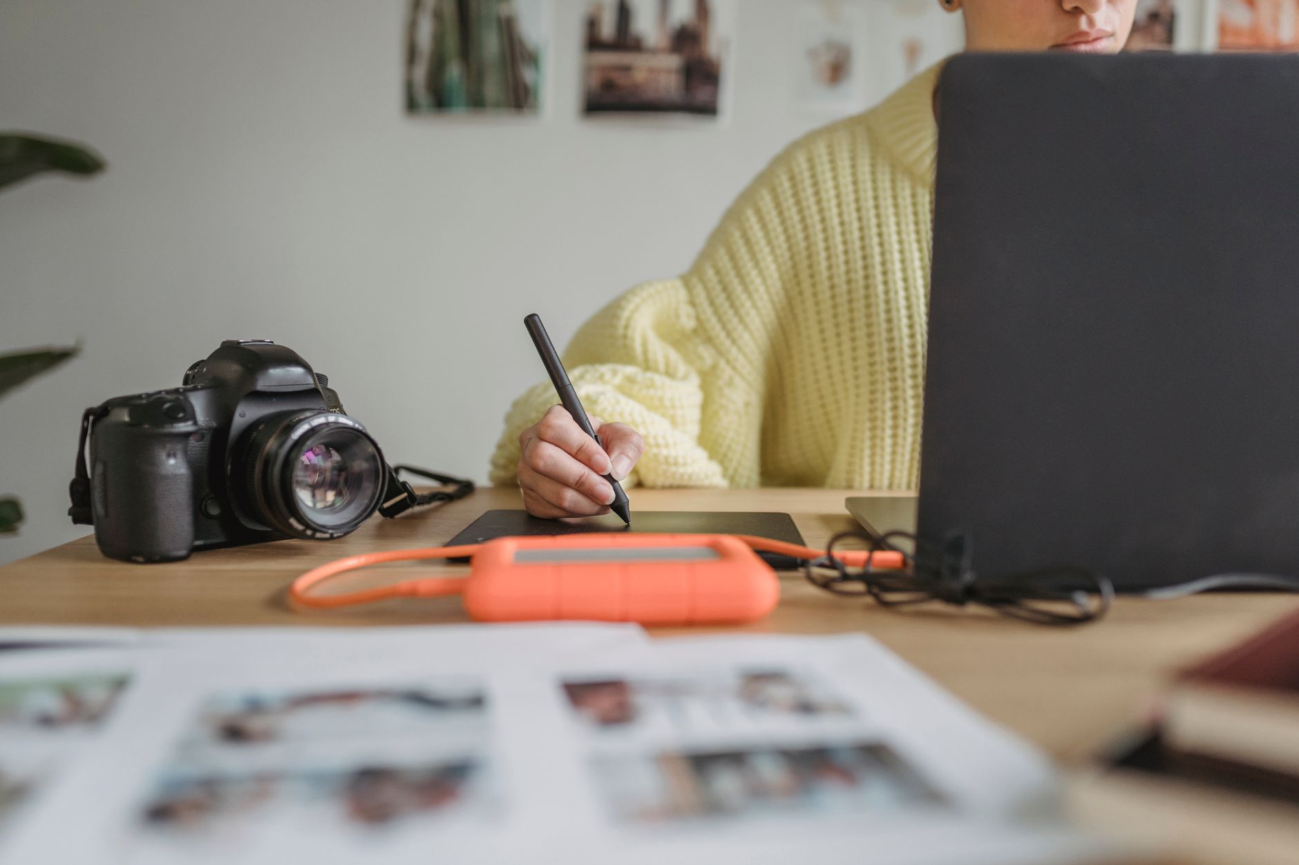 Agente imobiliário utilizando software de edição de fotos para propriedades