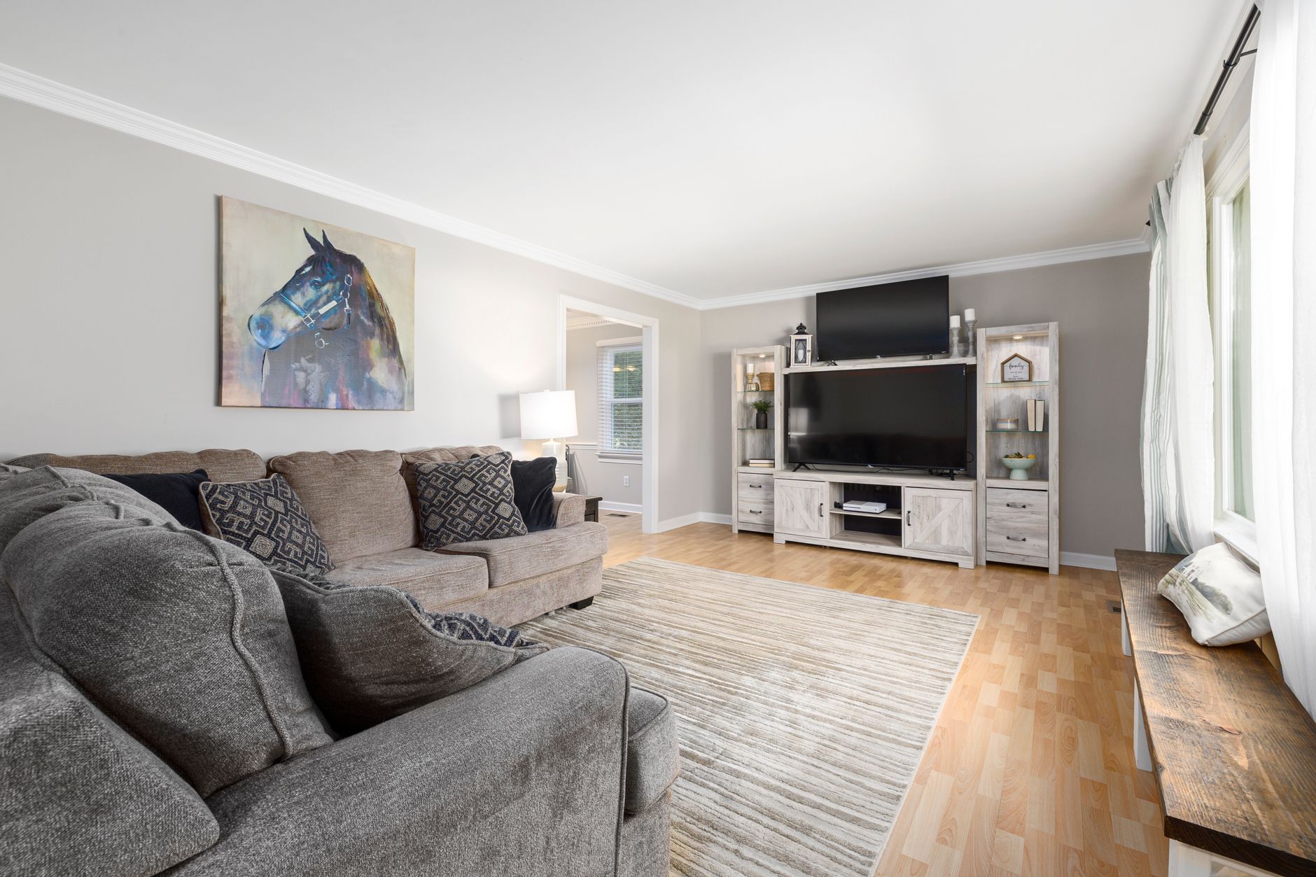Sala de estar virtualmente decorada com móveis modernos e elegantes