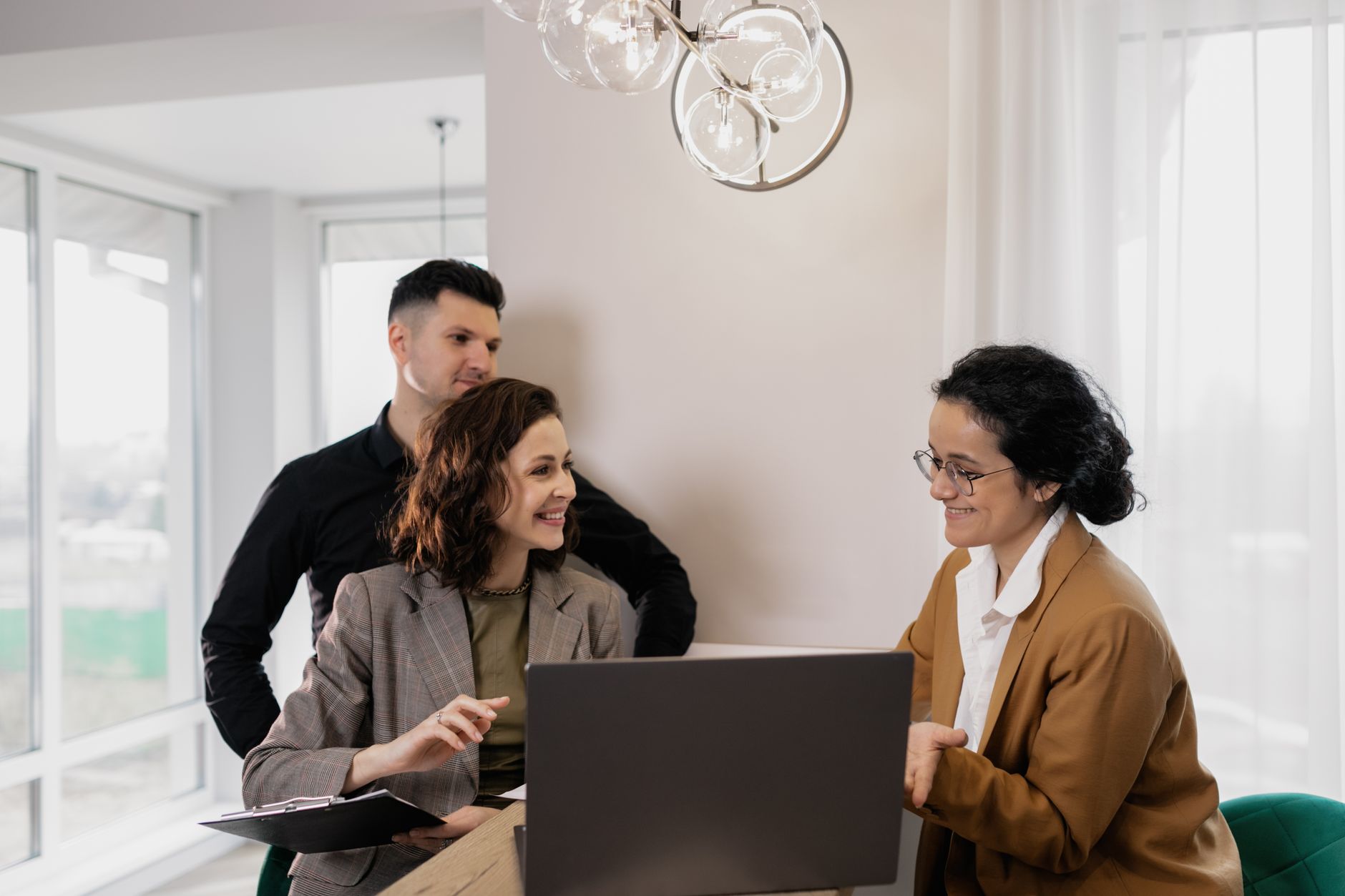 Corretor de imóveis utilizando software de virtual staging em tablet