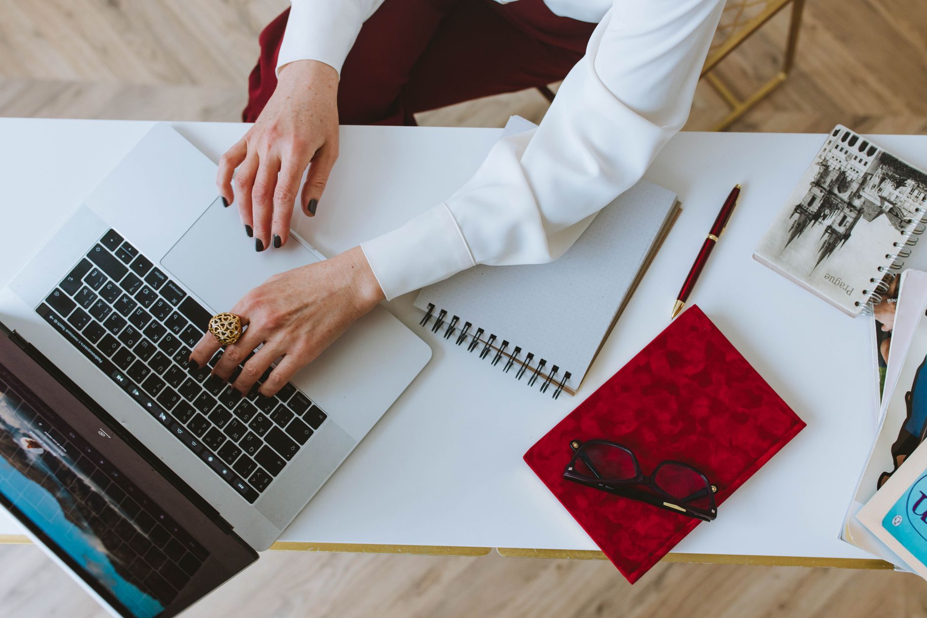 Corretor de imóveis trabalhando em laptop com software de virtual staging