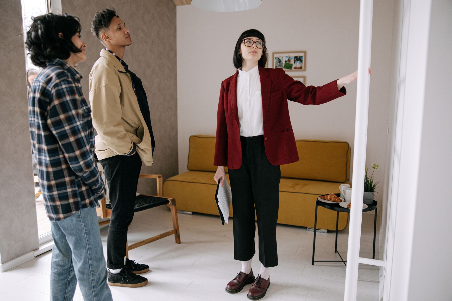 Corretor de imóveis usando software de virtual staging em notebook