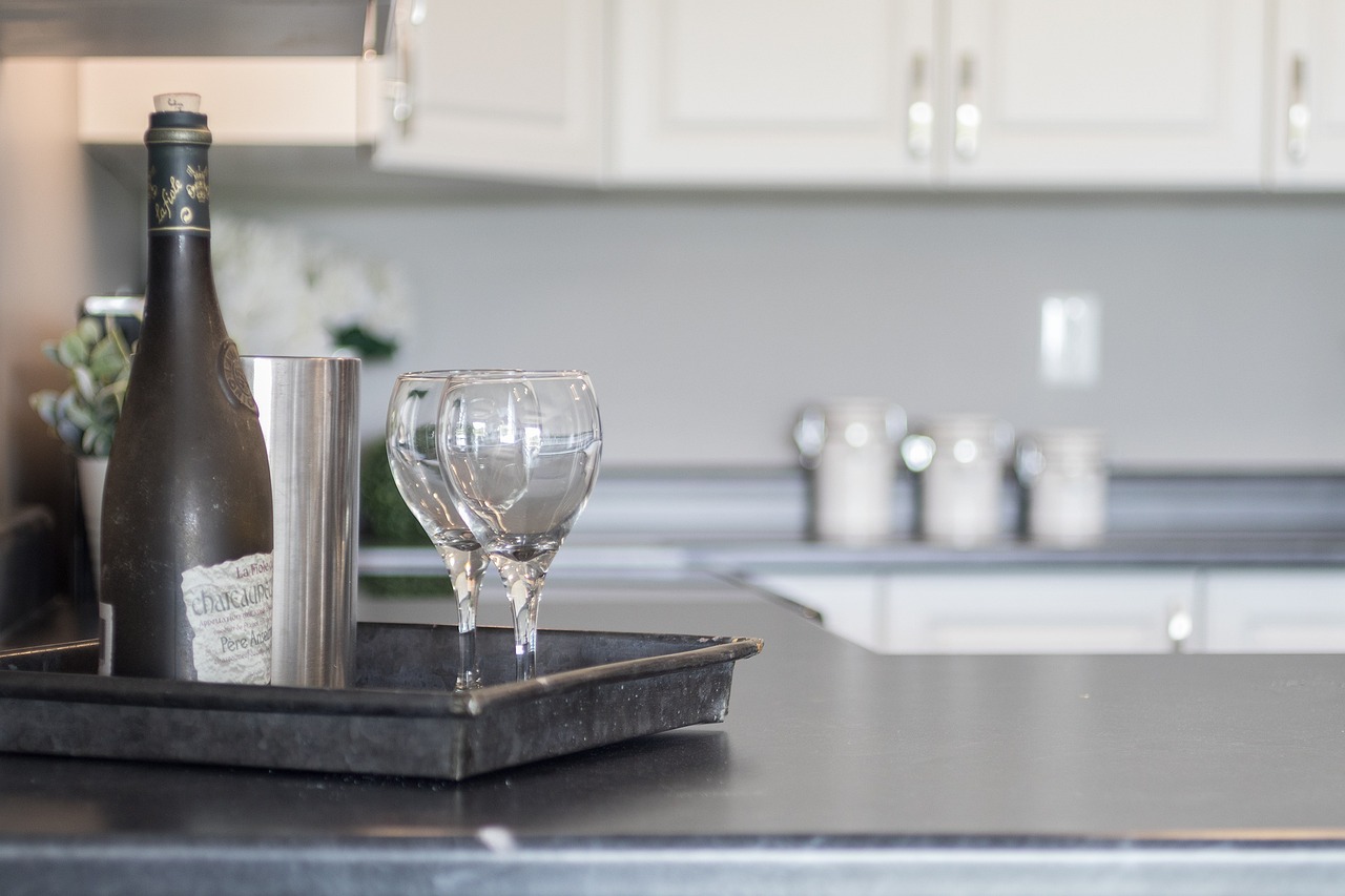 Comparação antes e depois de um cômodo com virtual staging