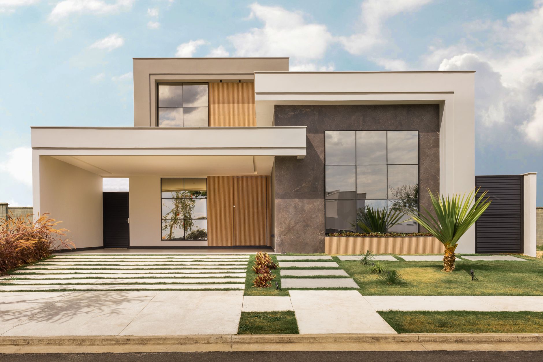 Agente imobiliário editando fotos de propriedade no computador com software profissional
