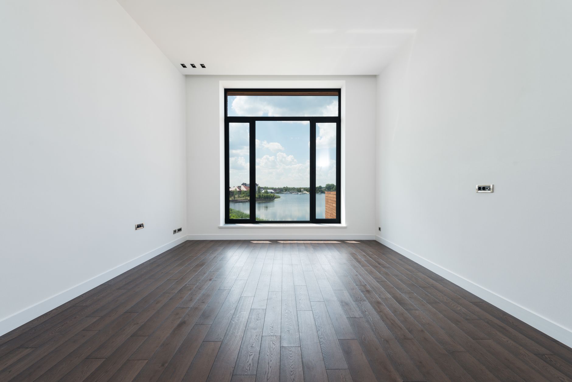 Comparação lado a lado de sala vazia e com staging virtual profissional