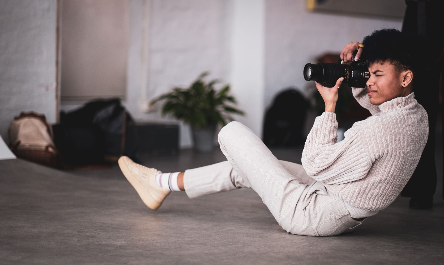Fotógrafo profissional tirando fotos de imóveis