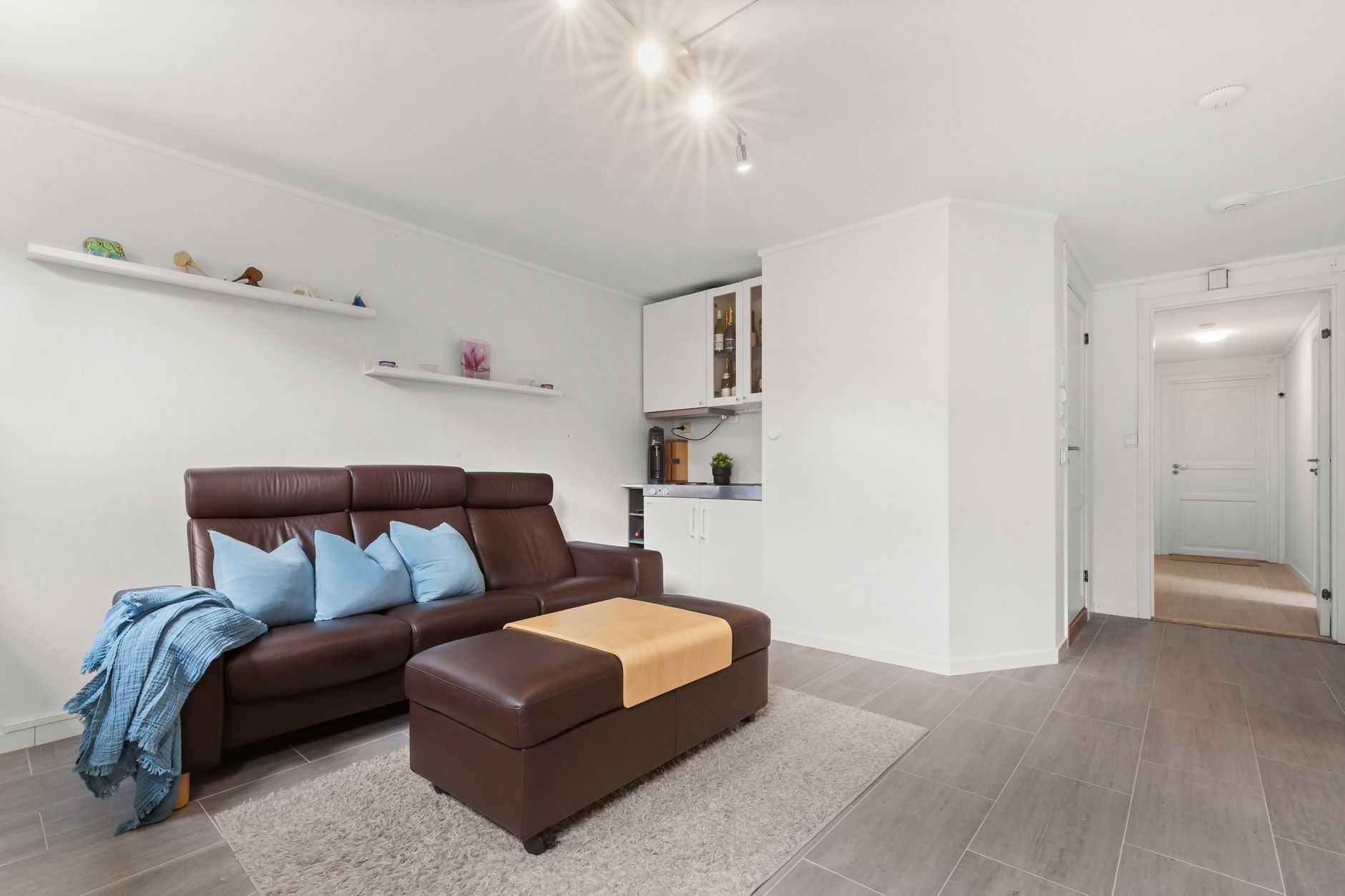 Sala de estar virtualmente decorada com móveis modernos