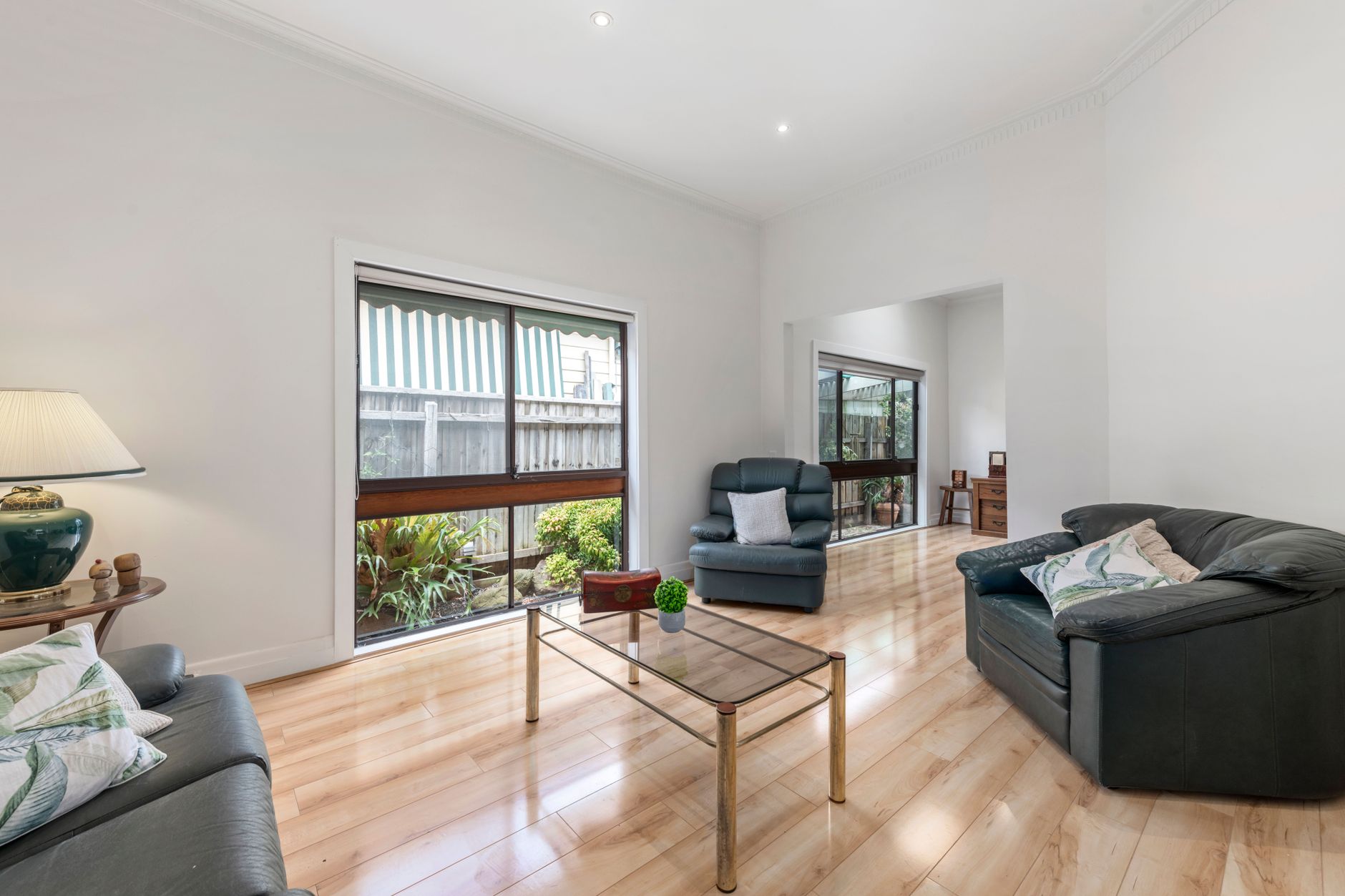 Comparação de fotos imobiliárias antes e depois da melhoria com IA