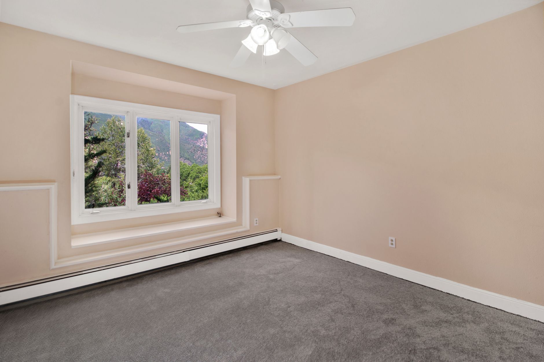 Comparison of an empty room and a virtually staged room with AI