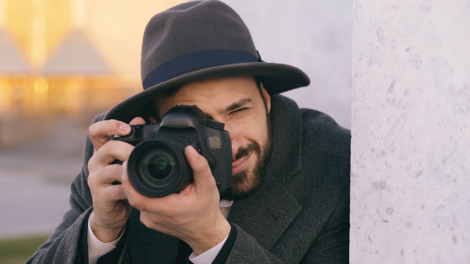 Fotógrafo profissional capturando imagens de propriedade com câmera DSLR