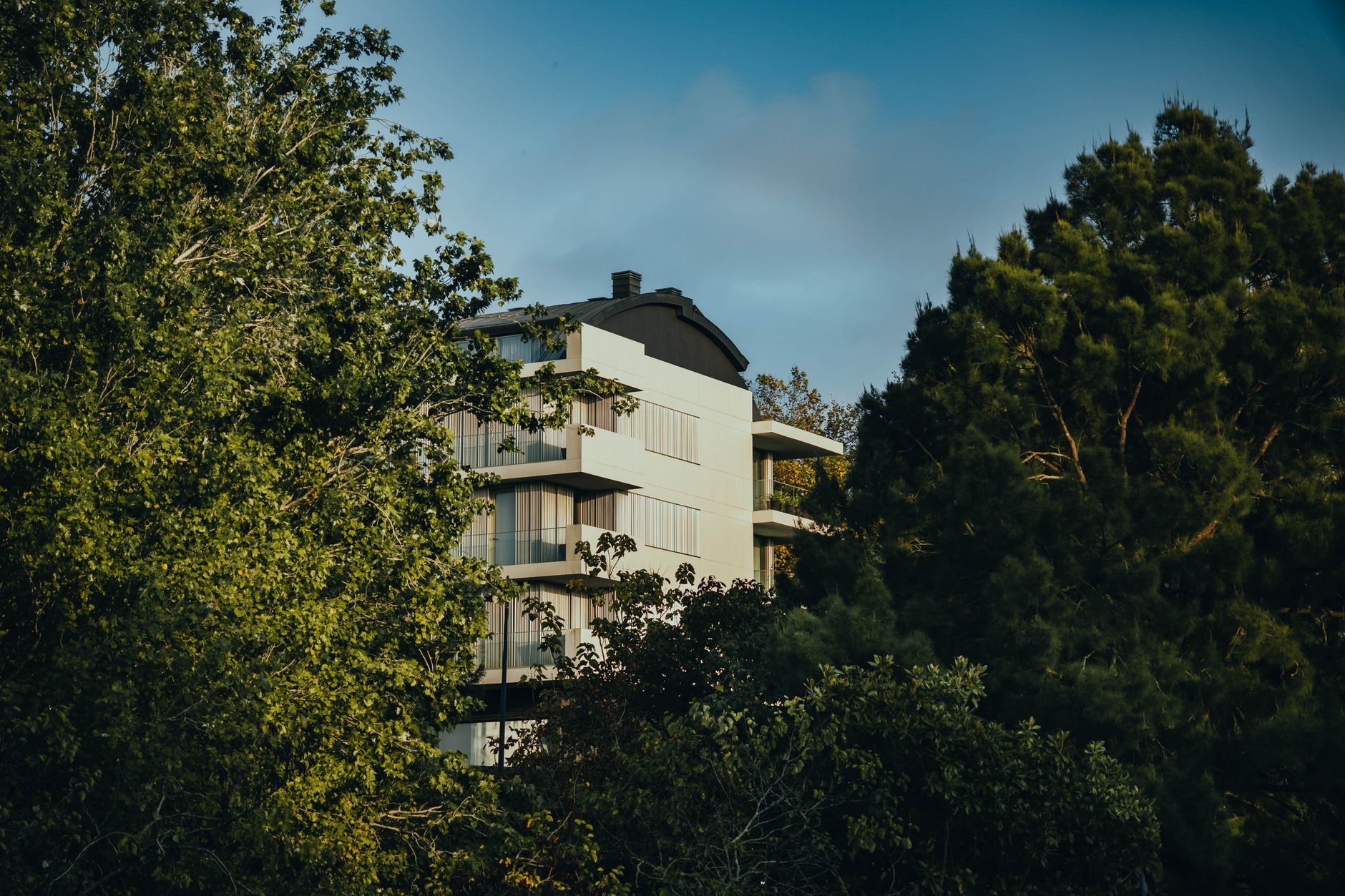 Casa moderna com fotos aprimoradas por IA
