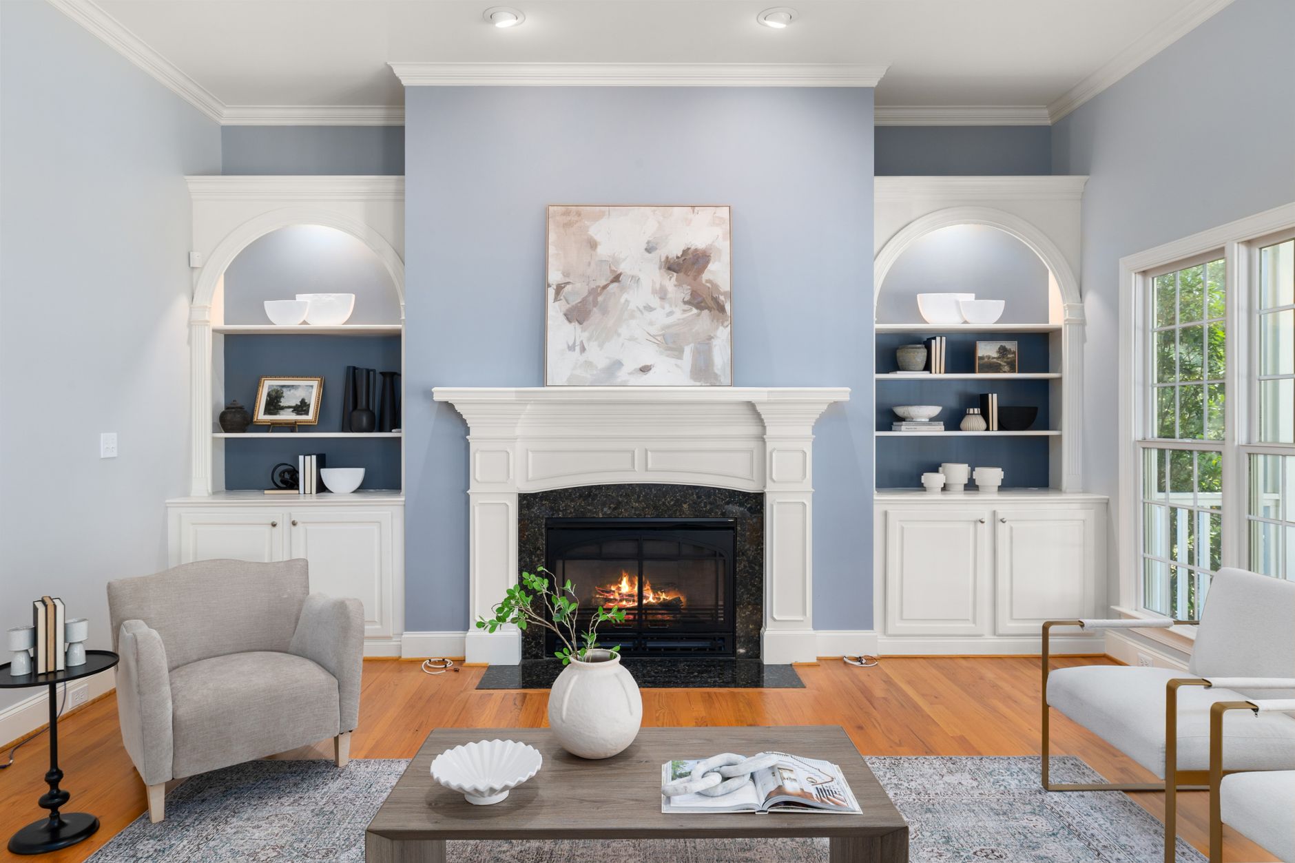 Comparação lado a lado de um quarto vazio e o mesmo espaço com virtual staging completo