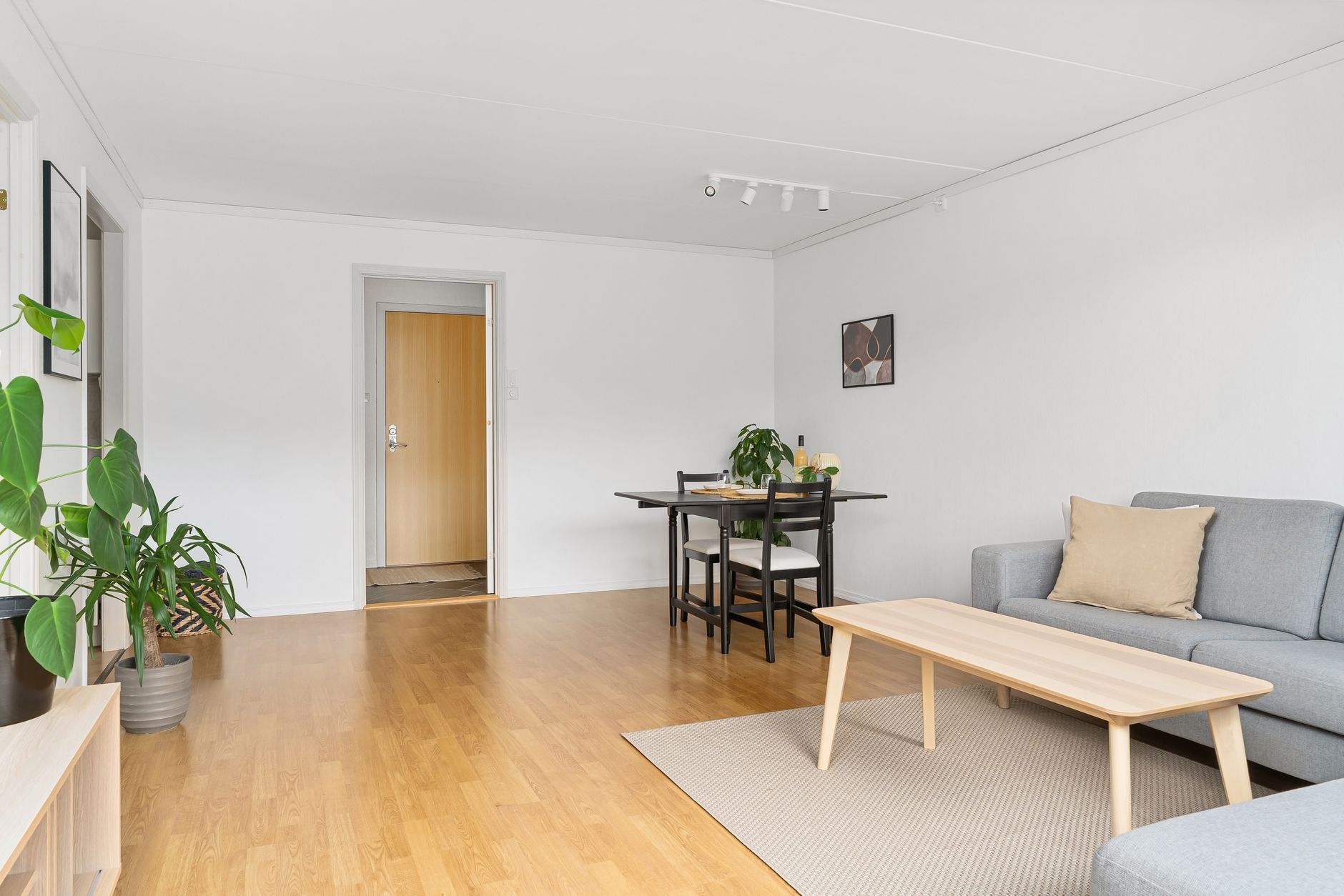 Sala de estar contemporânea decorada com virtual staging