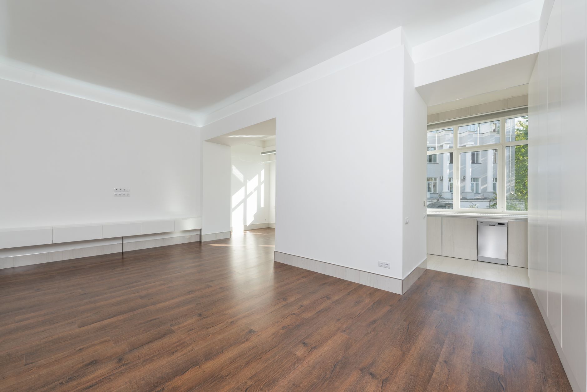 Sala vazia versus virtualmente mobiliada com diferentes estilos decorativos