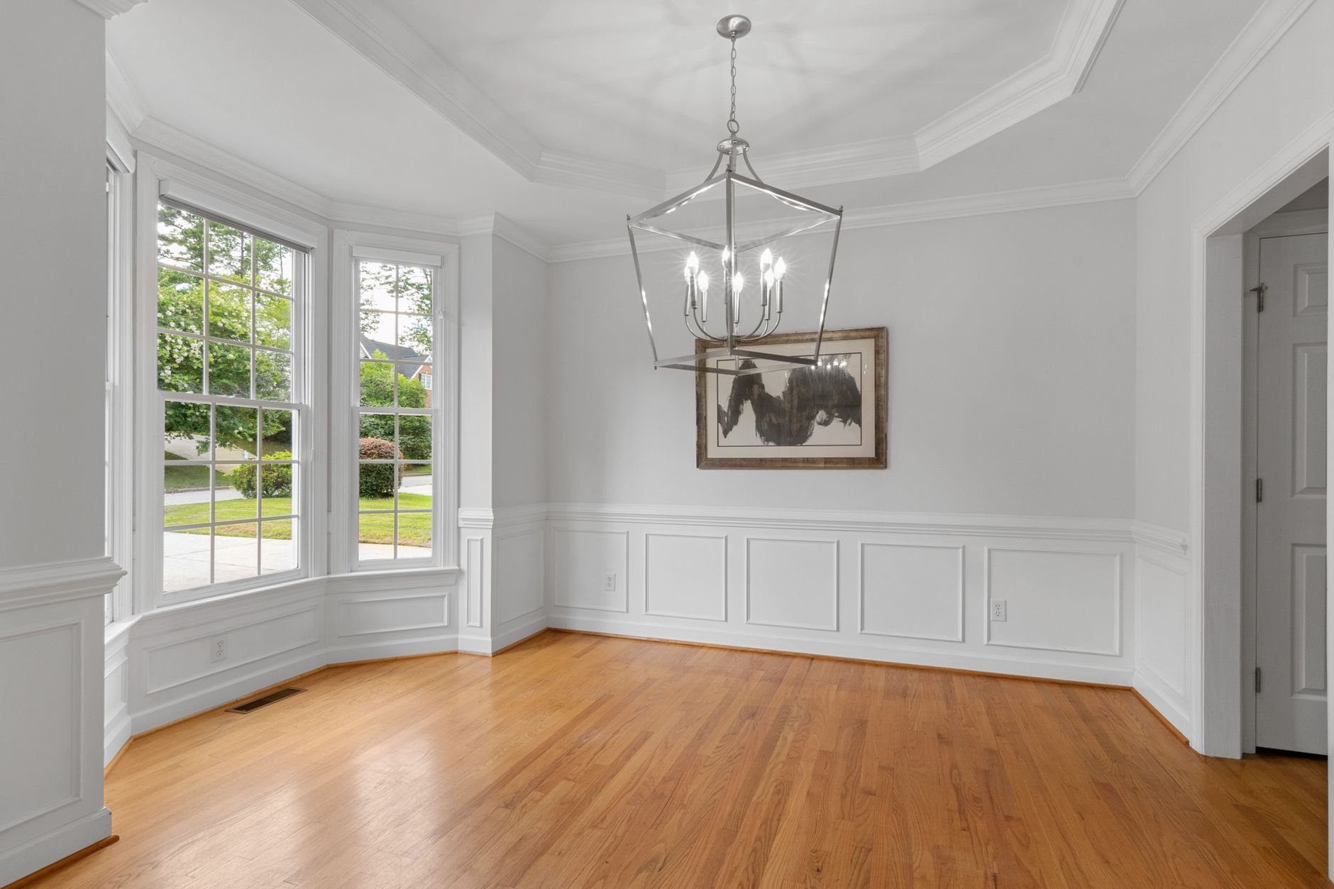 Antes e depois de sala vazia transformada por IA com estágia virtual