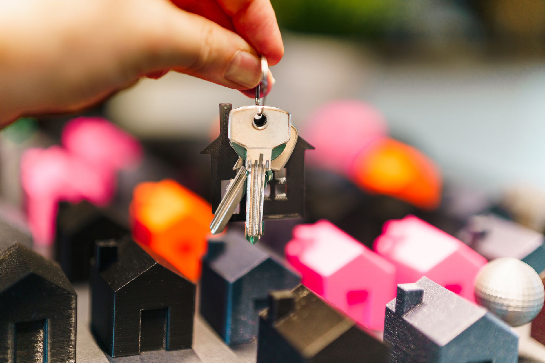 Três opções de AI para fotografia imobiliária: tradicional, ferramenta genérica e plataforma especializada