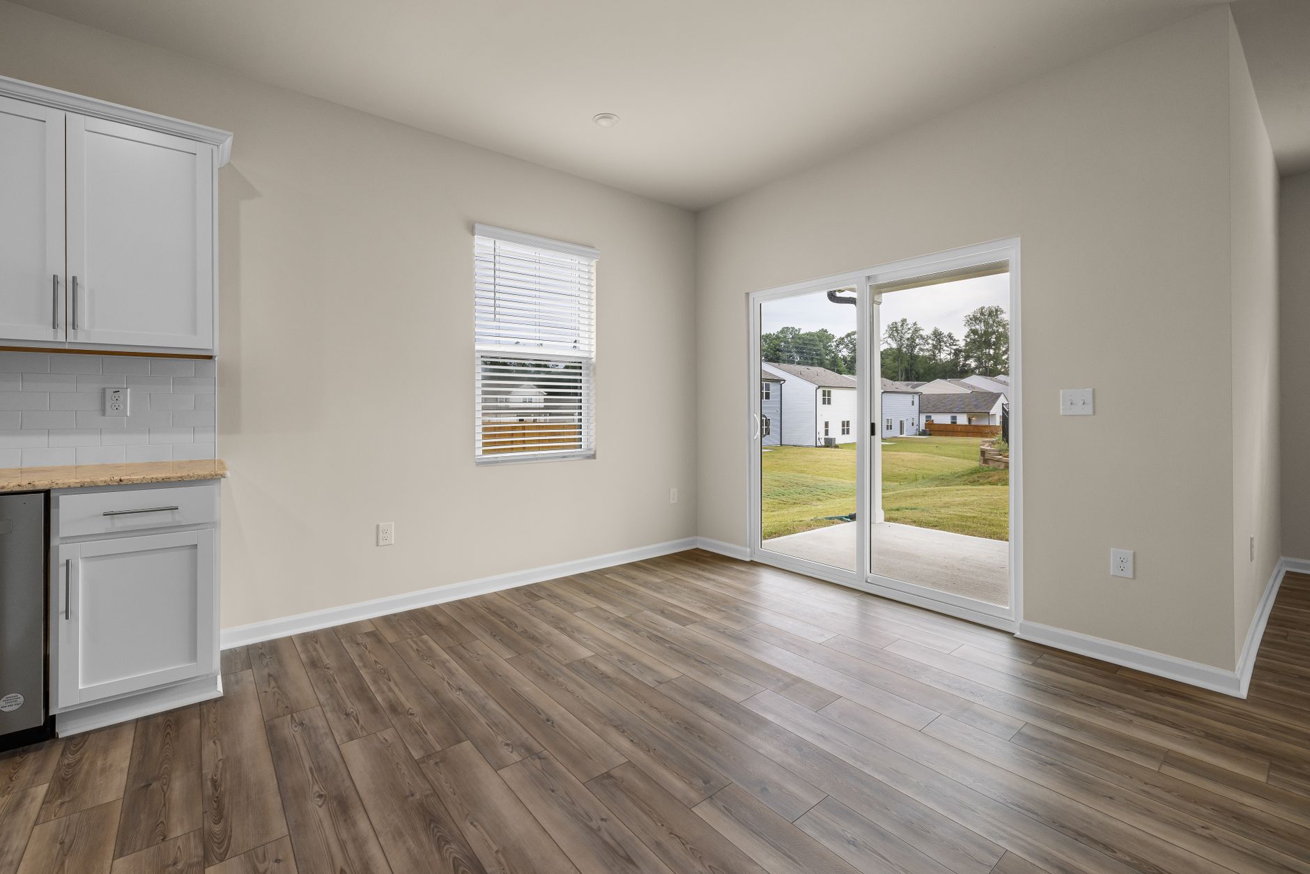 Comparação antes e depois do virtual staging em uma sala vazia