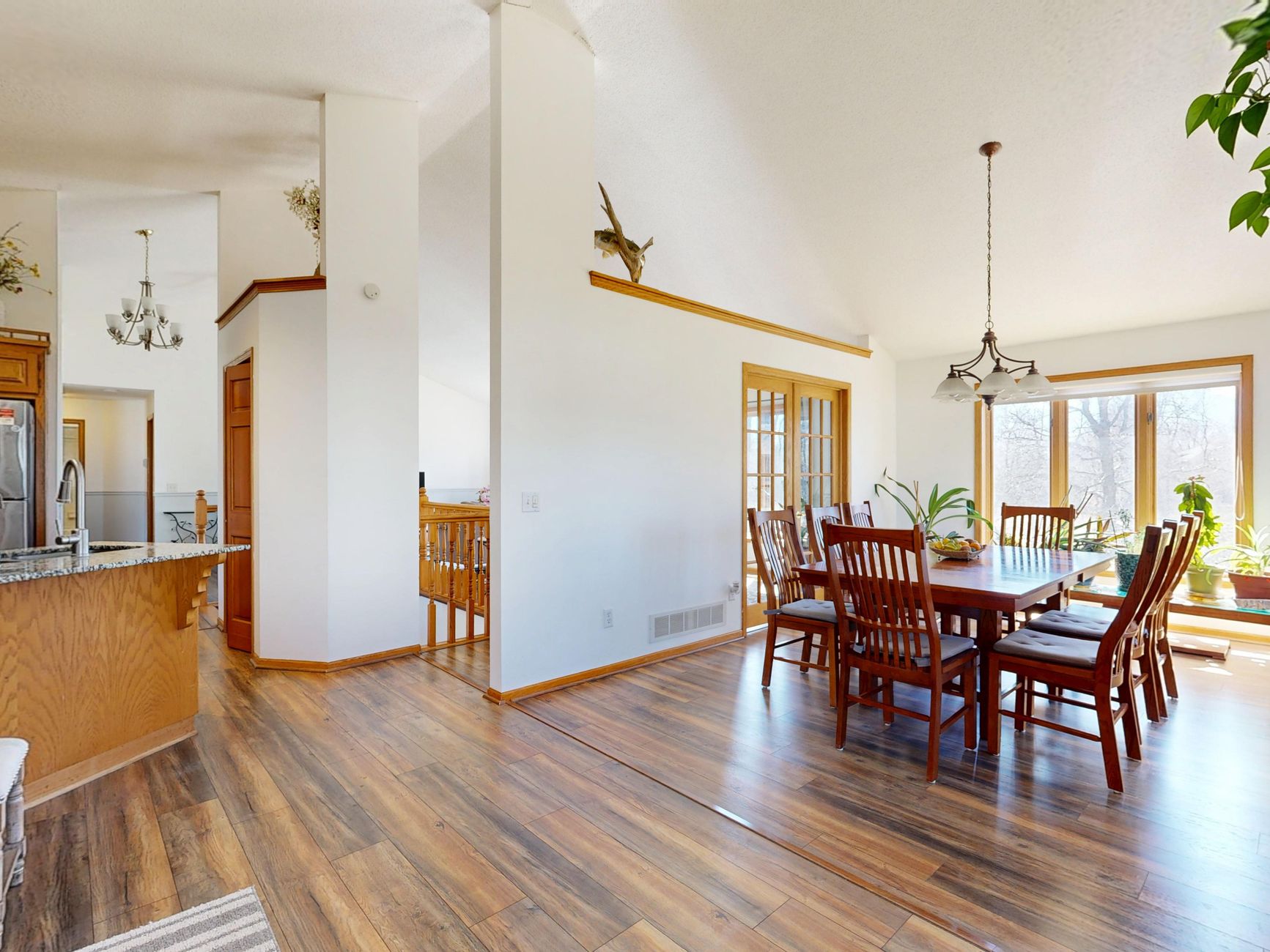 Ambientes imobiliários decorados virtualmente em estilo contemporâneo