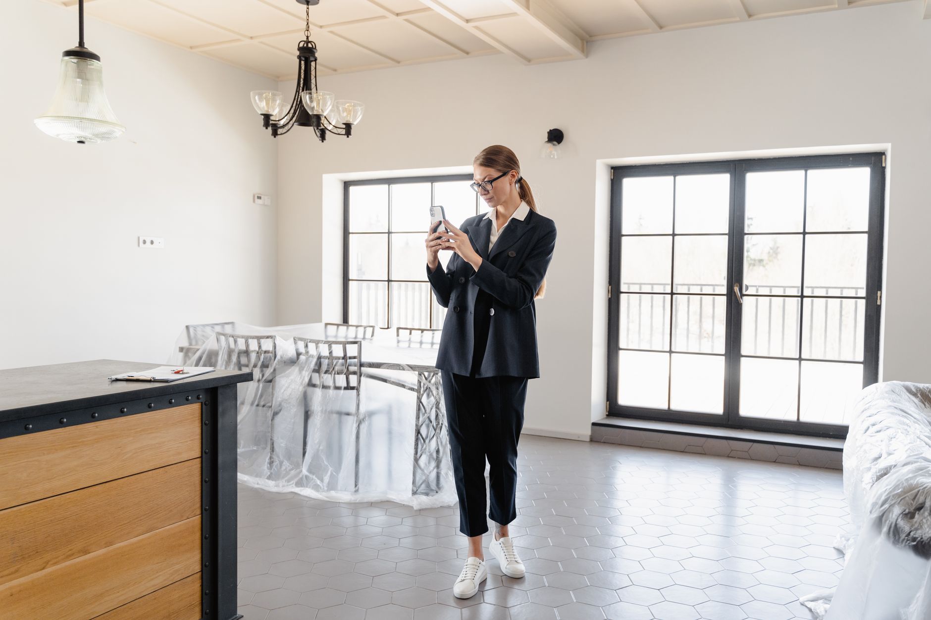 Comparativo de sala vazia e virtualmente decorada