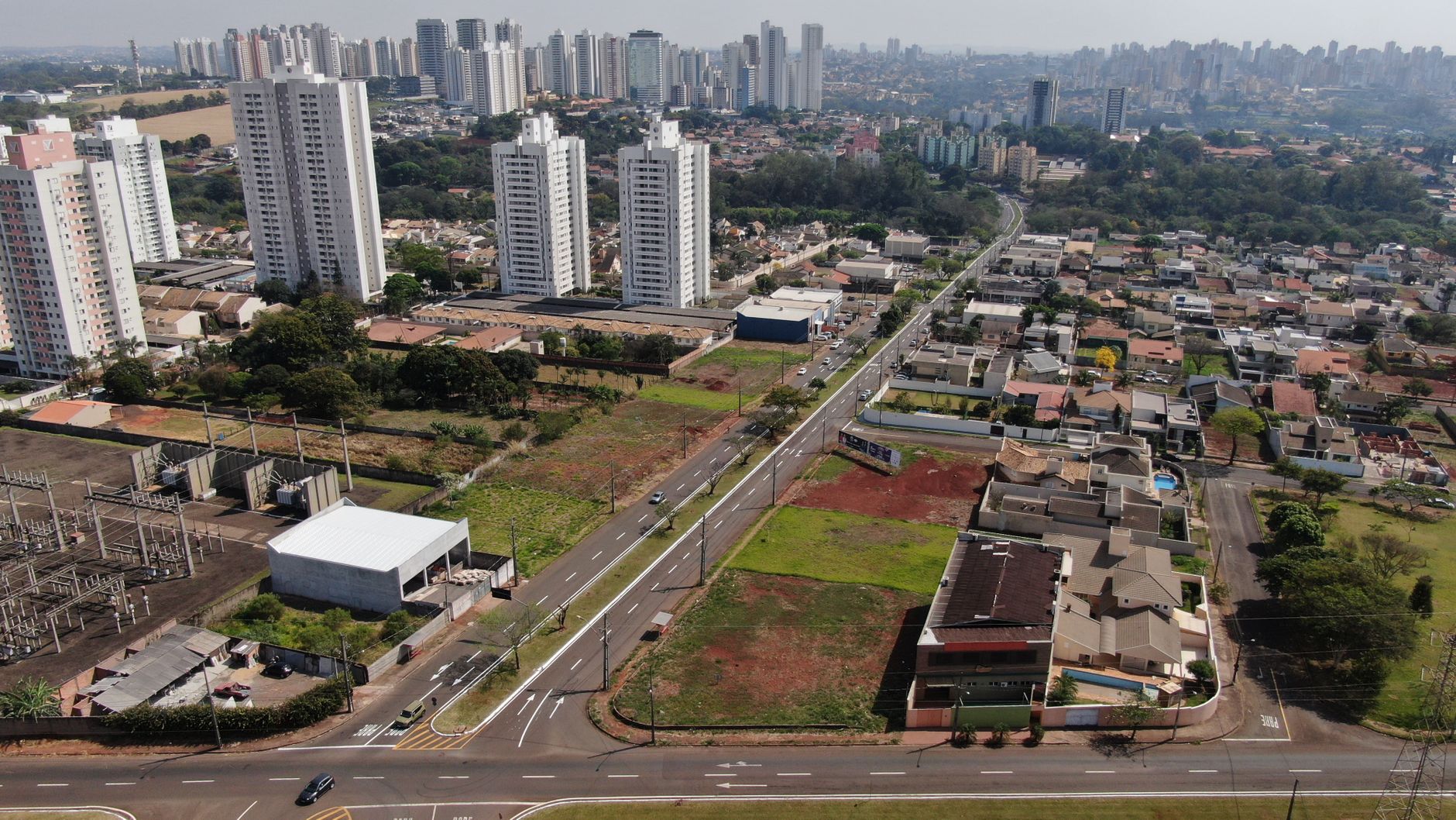Aerial view of high-rise buildings and residential areas in Parque Residencial Alcantara, Brazil.