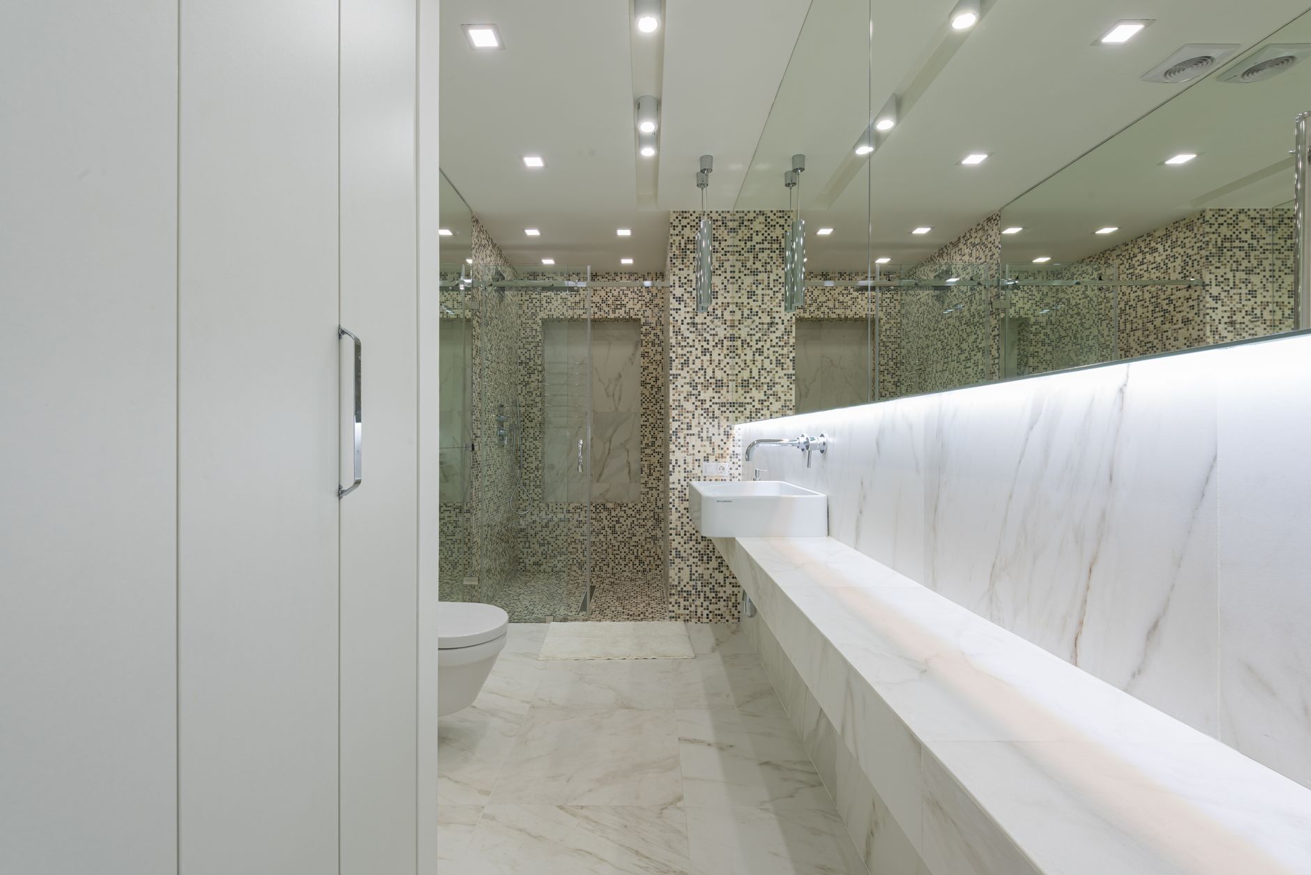 Sala imersiva com projeção 360° em estande de vendas