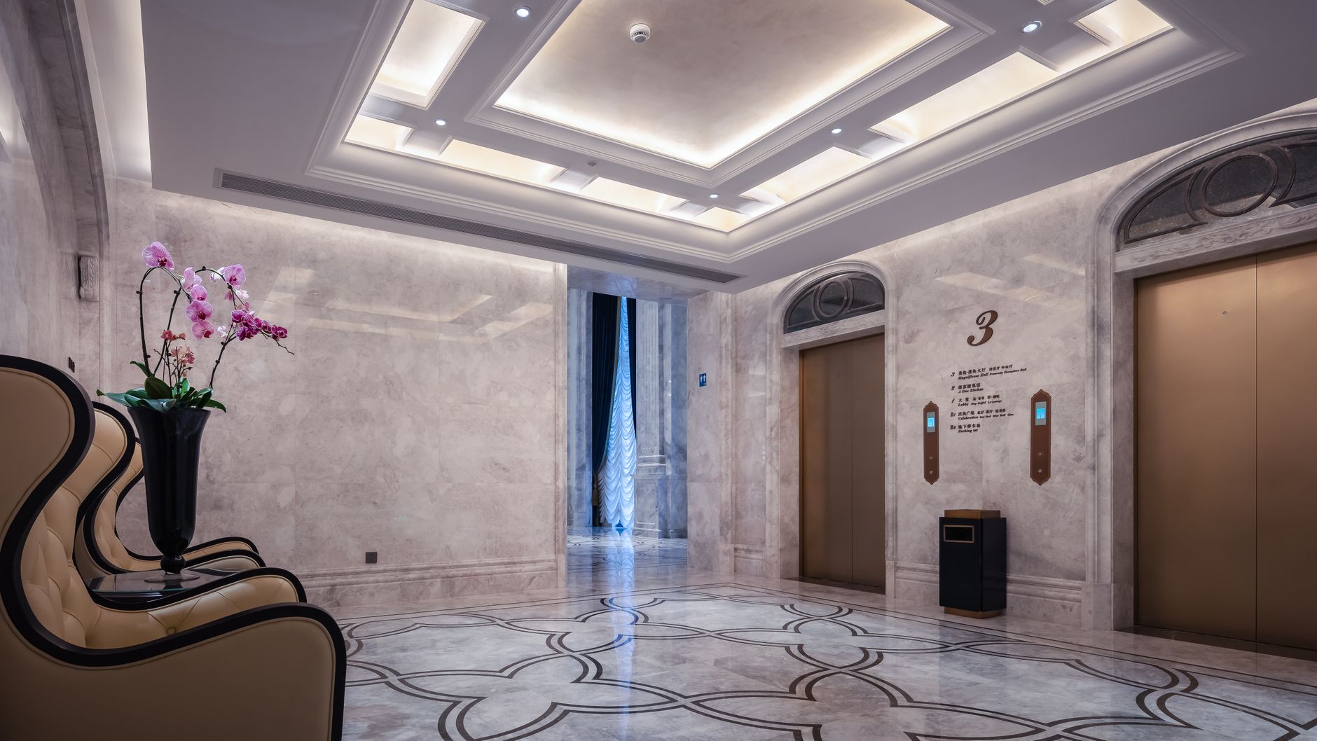 Sala de vendas imobiliárias com tecnologia interativa