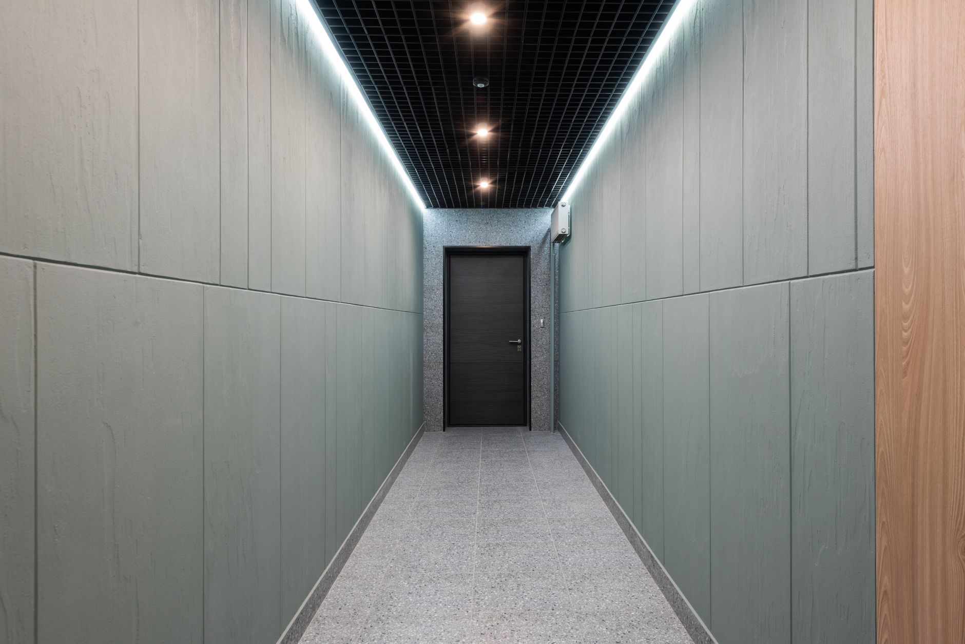 Sala imersiva com clientes interagindo com projeção 3D de empreendimento
