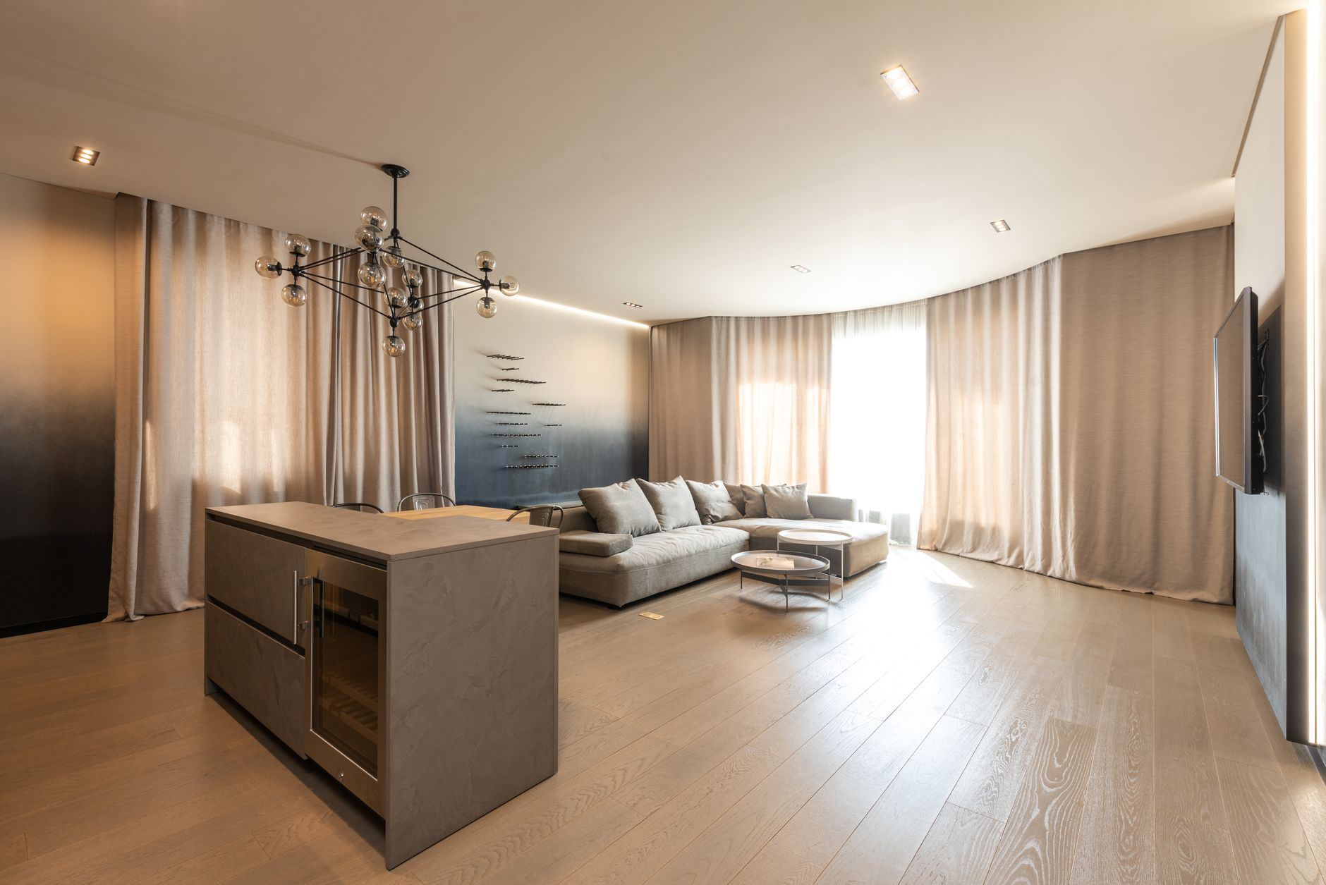 Executivo apresentando Sala Modular Skyline para grupo de investidores