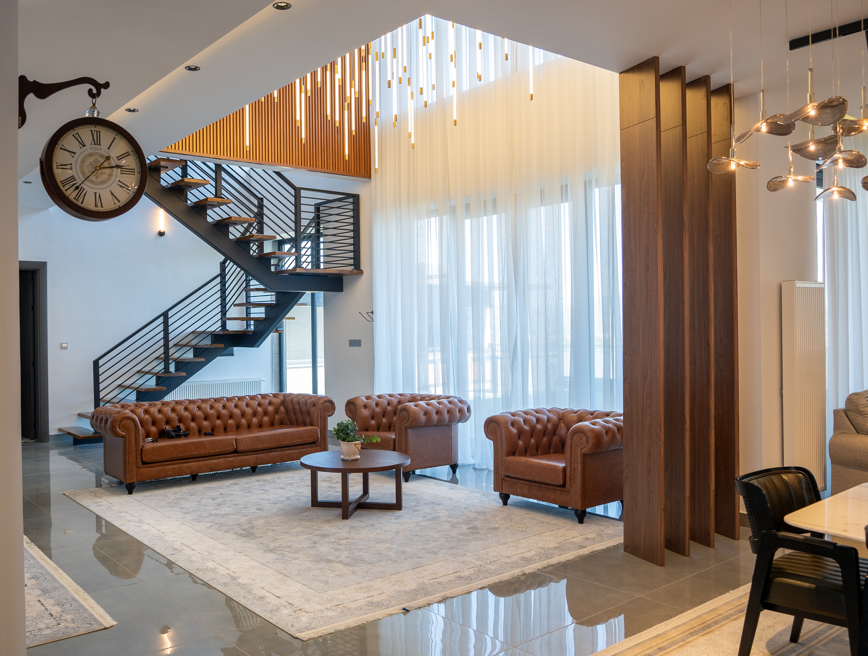 Estande de vendas imobiliárias com tecnologia interativa 4K e mesa touchscreen