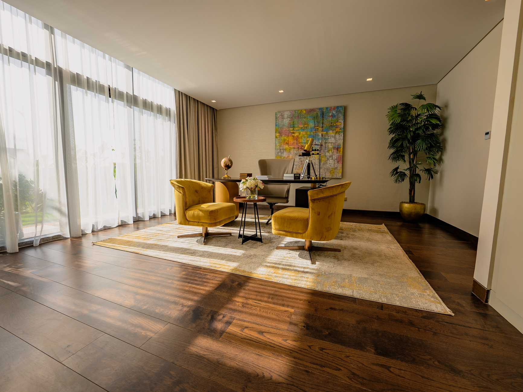 Família usando tecnologia interativa em estande imobiliário