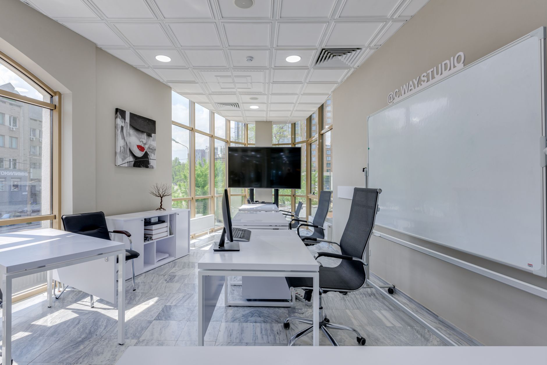 Sala imersiva com telas interativas em estande de vendas