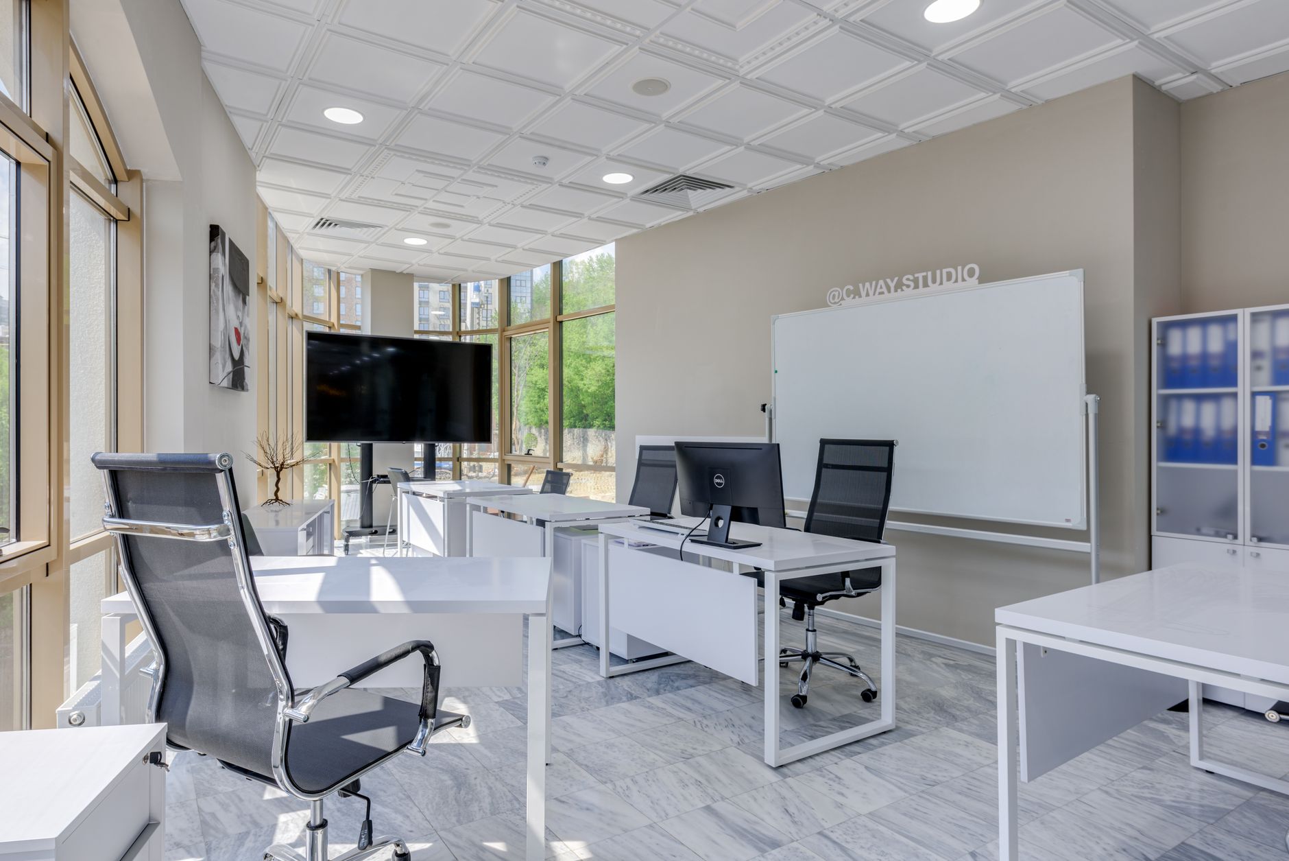 Sala modular de vendas imobiliárias com tecnologia interativa