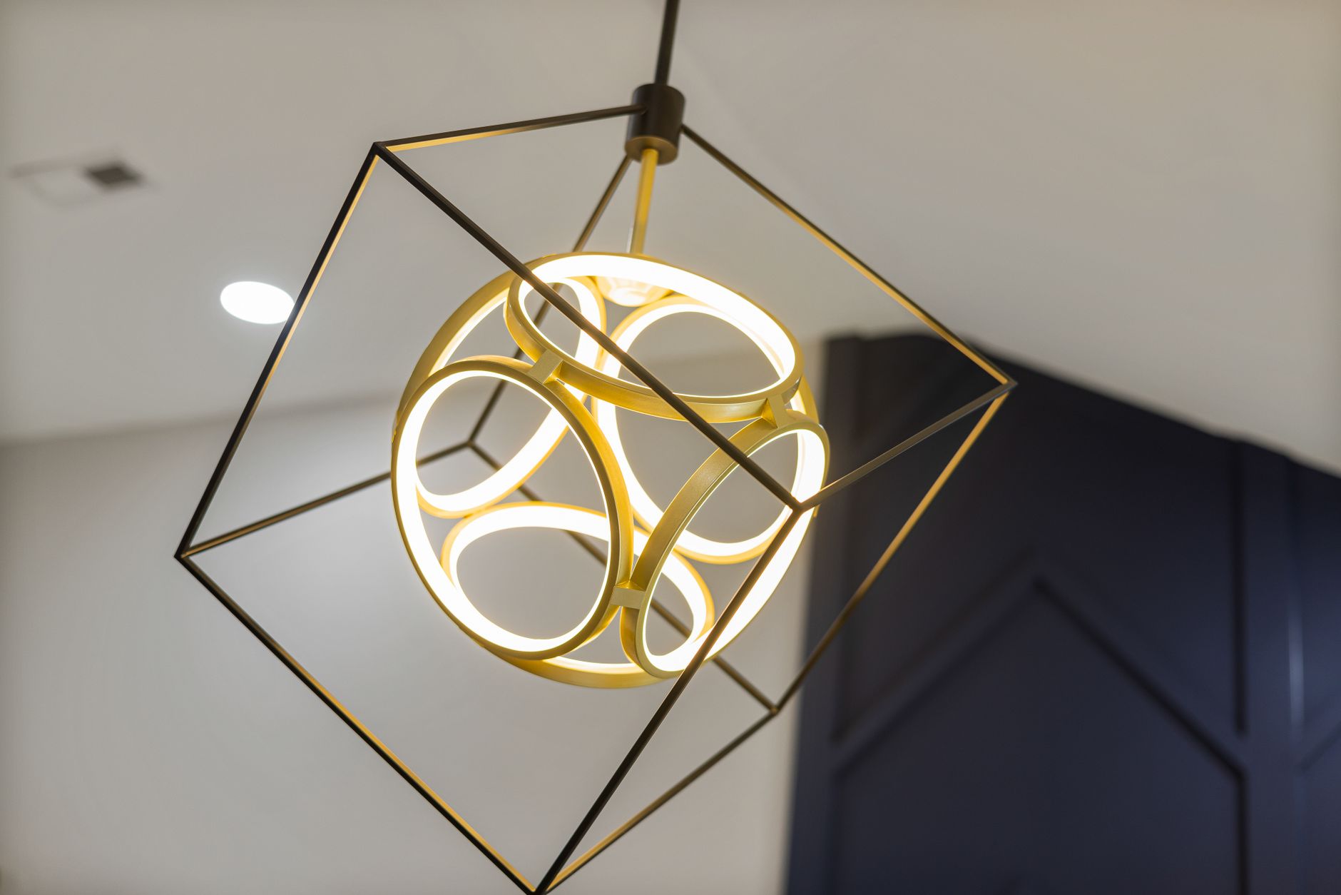 Sala imersiva com clientes interagindo com projeções 3D de imóvel