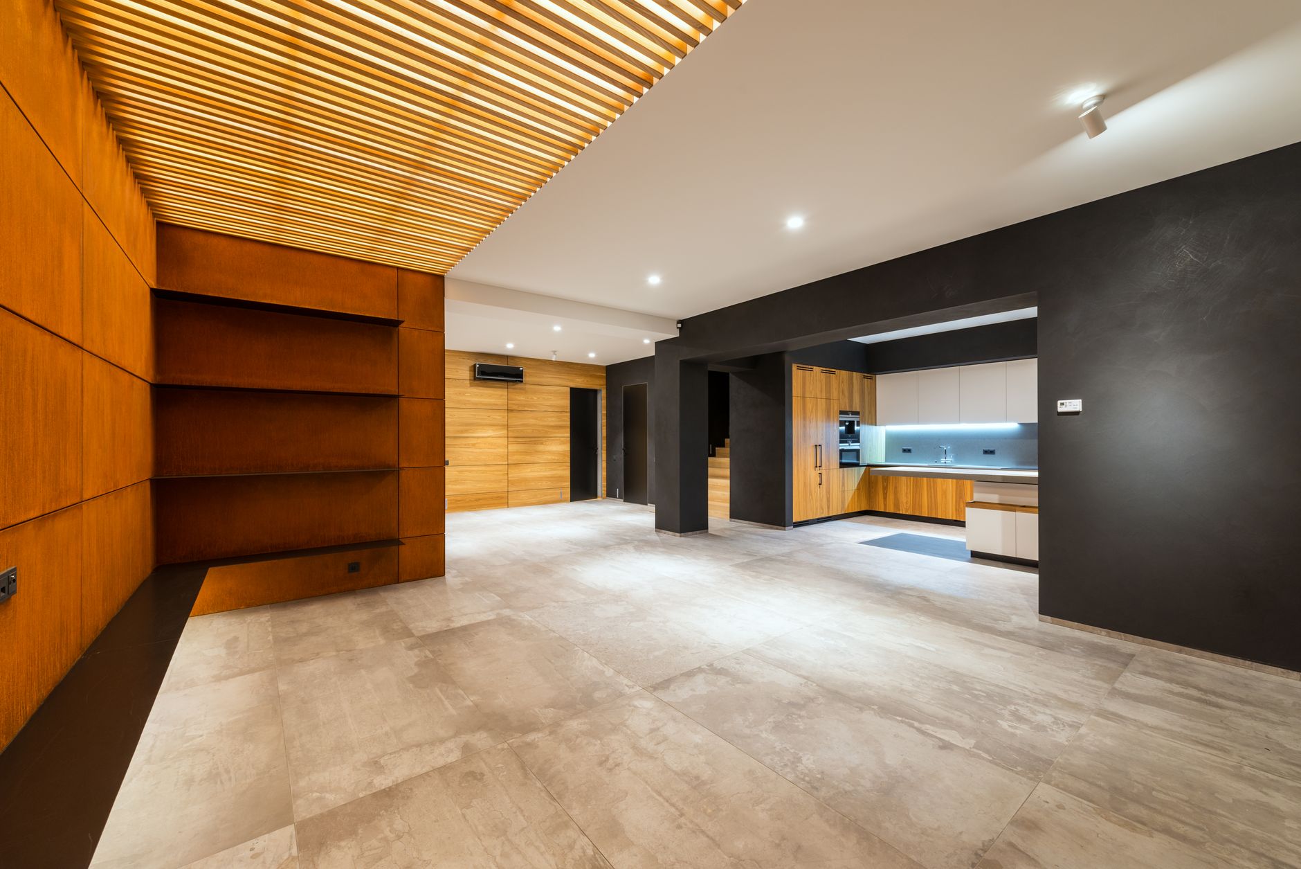 Sala imersiva com clientes interagindo com projeto imobiliário em Caruaru PE