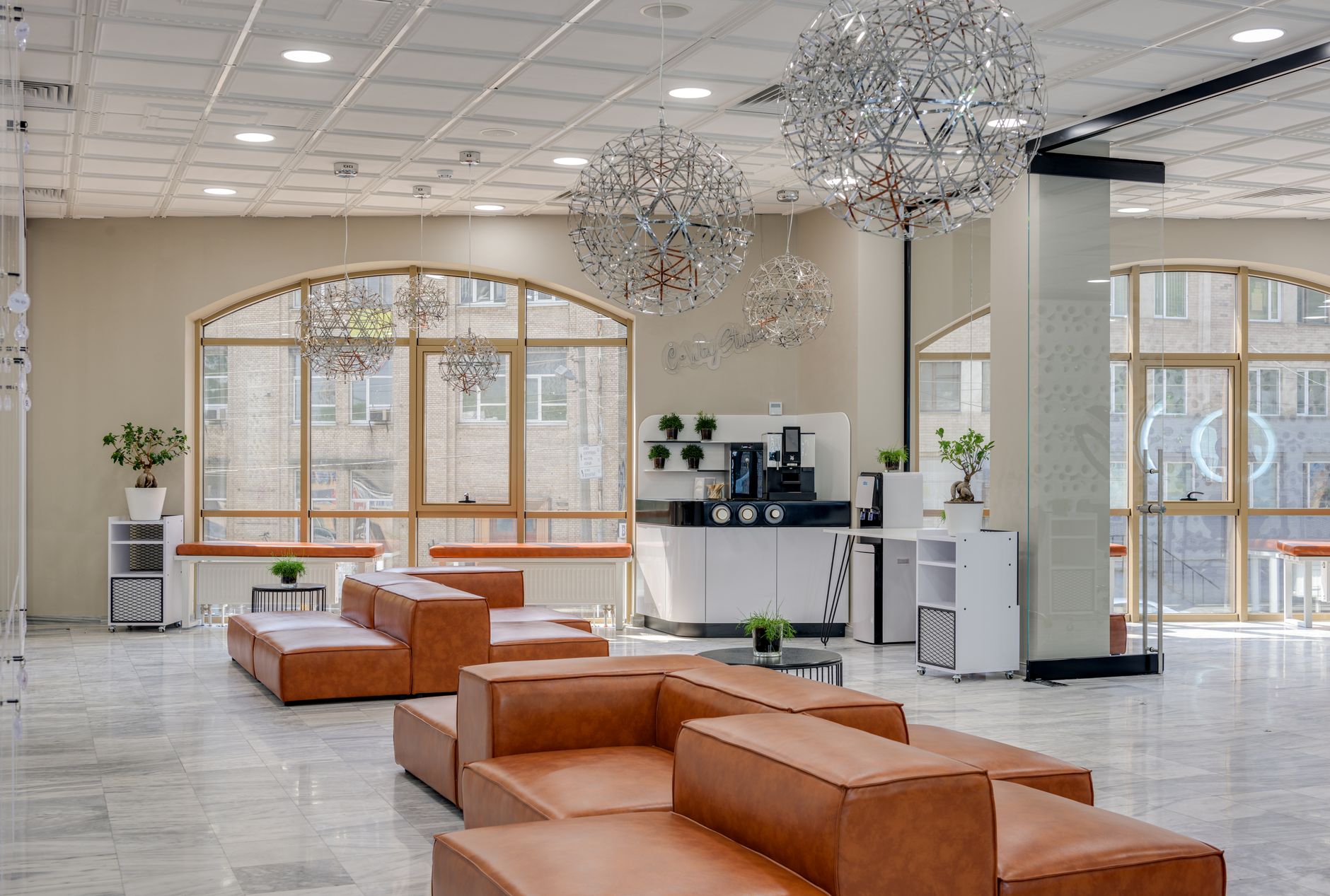 Sala de vendas imobiliárias moderna com tecnologia interativa