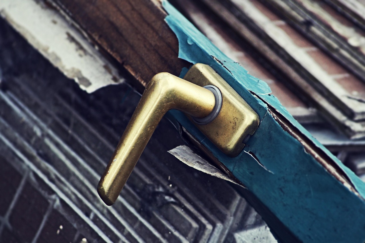 lom, eyes, waste, garbage, dumpster, door handle, window frame, bad, used, quality, dumpster, dumpster, dumpster, dumpster, dumpster
