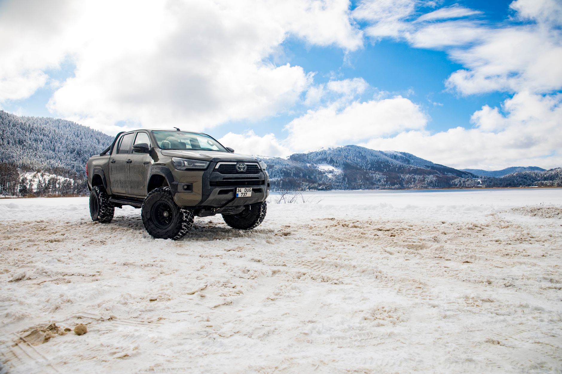 Toyota Hilux offroad in a snowy winter landscape in Bolu, Türkiye.
