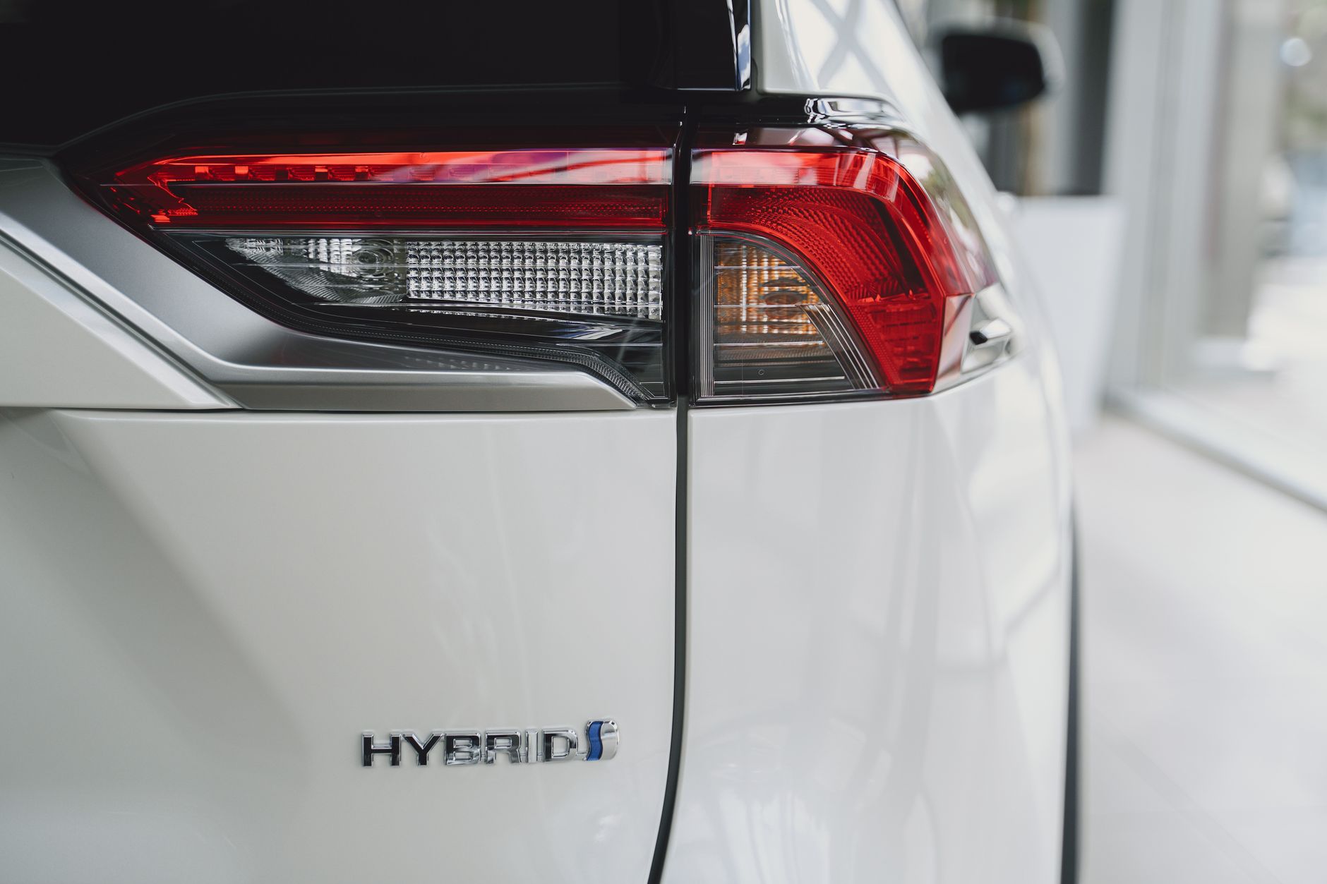 Toyota Corolla sedã prata em exposição na concessionária