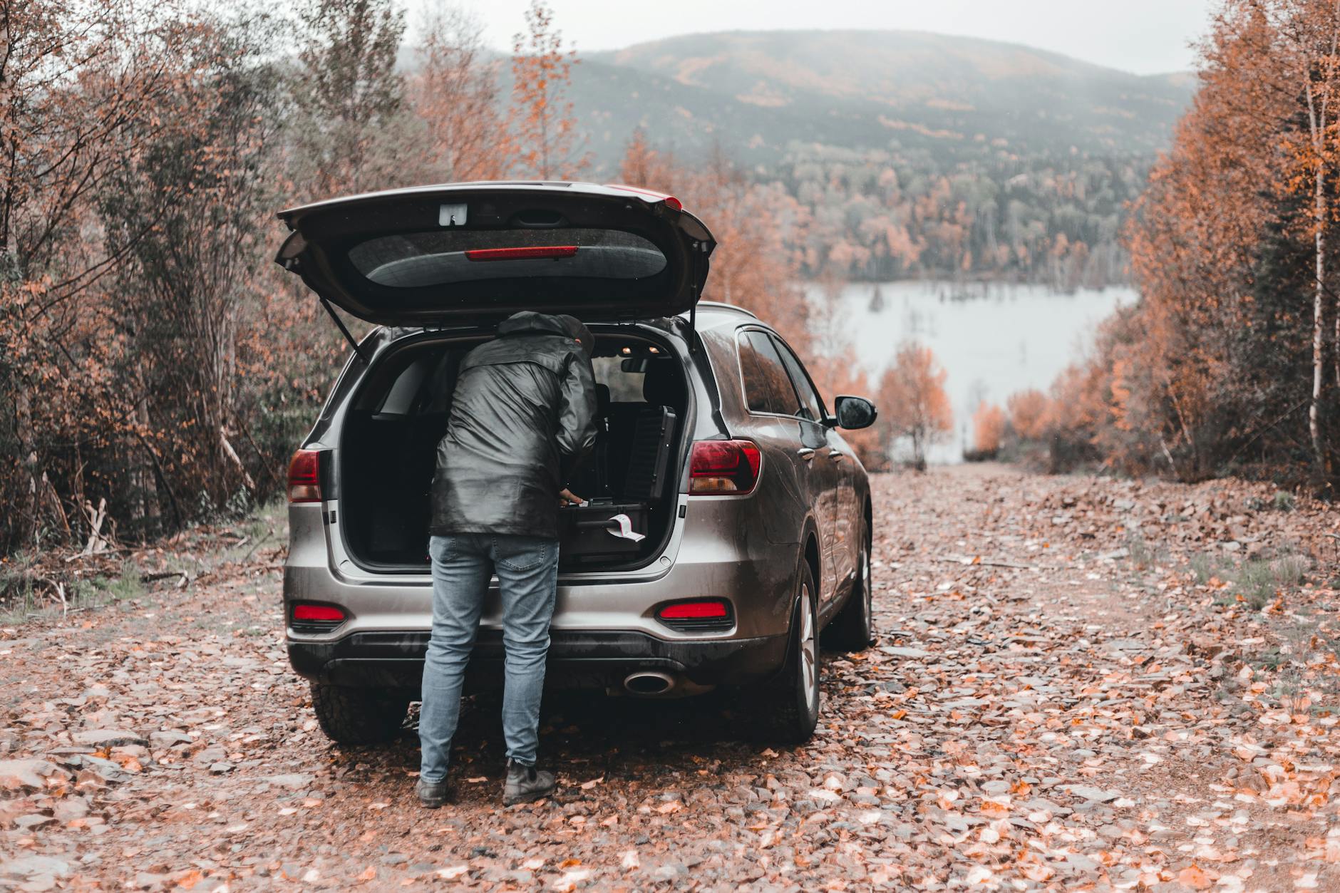 Família carregando SUV revisado para viagem